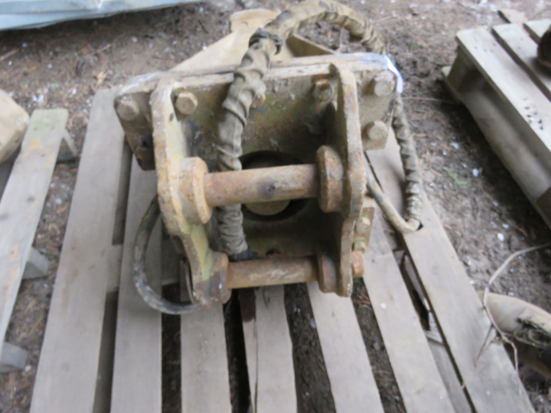 PALLET CONTAINING 1NO ATLAS COPCO HYDRAULIC EXCAVATOR MOUNTED BREAKER, MAY BE INCOMPLETE, 40MM PIN - Image 2 of 5