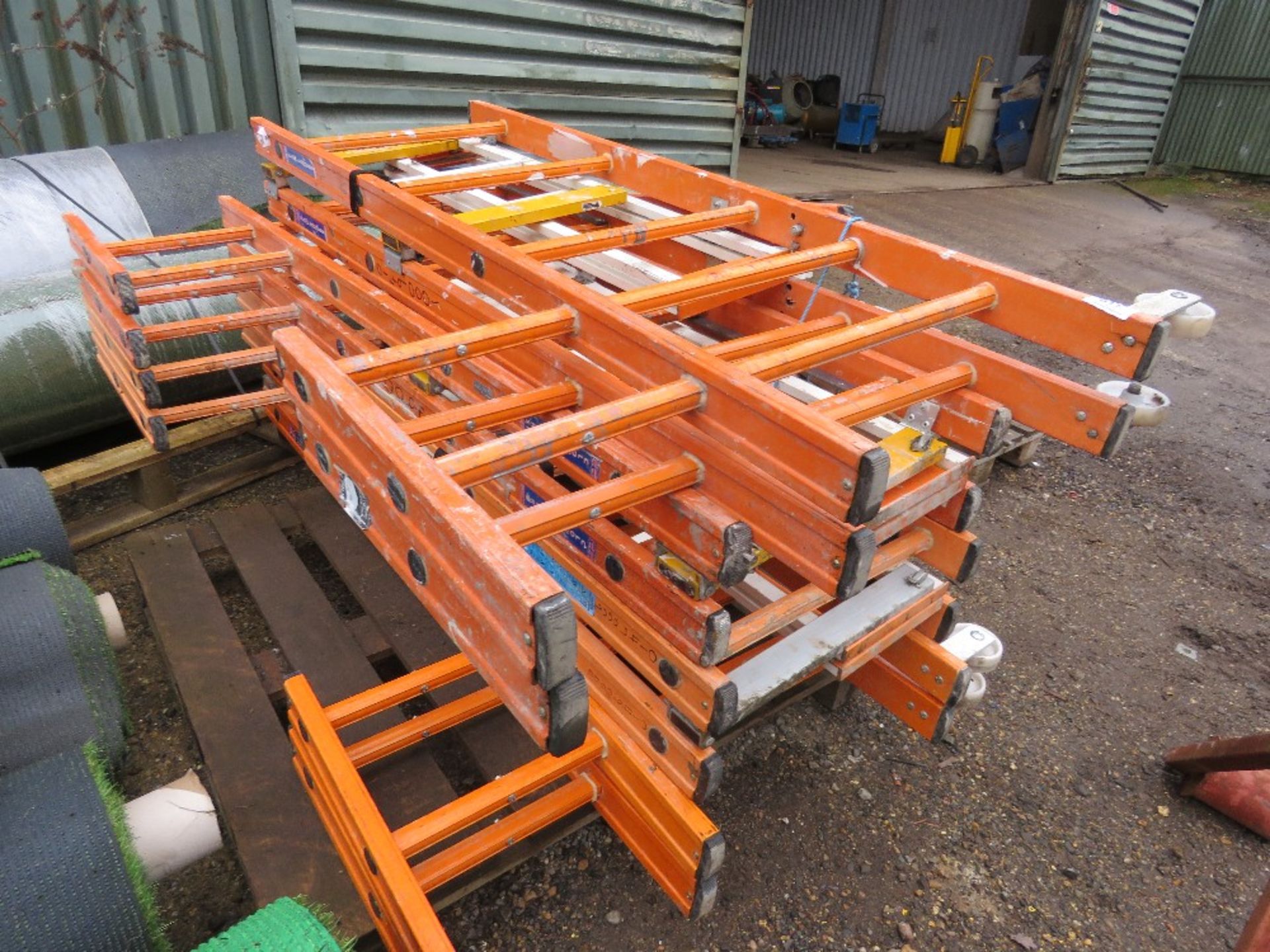 4 X CLOW GRP PODIUM FRAMES, APPEAR LITTLE USED. REQUIRE PLATFORMS. THIS LOT IS SOLD UNDER THE AUC - Image 2 of 4