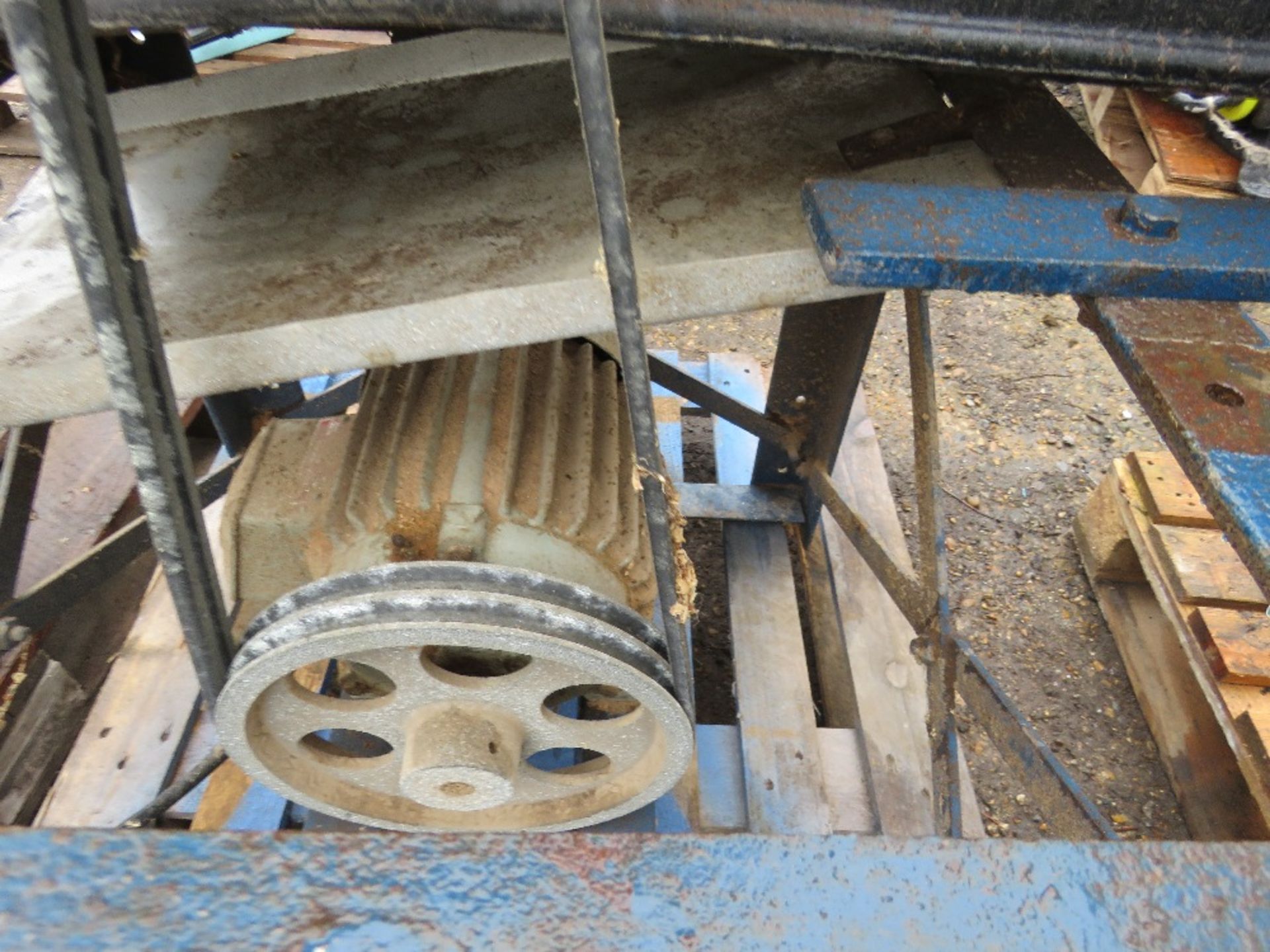 WOOD WORKING PLANER BENCH. THIS LOT IS SOLD UNDER THE AUCTIONEERS MARGIN SCHEME, THEREFORE NO VAT - Image 5 of 7