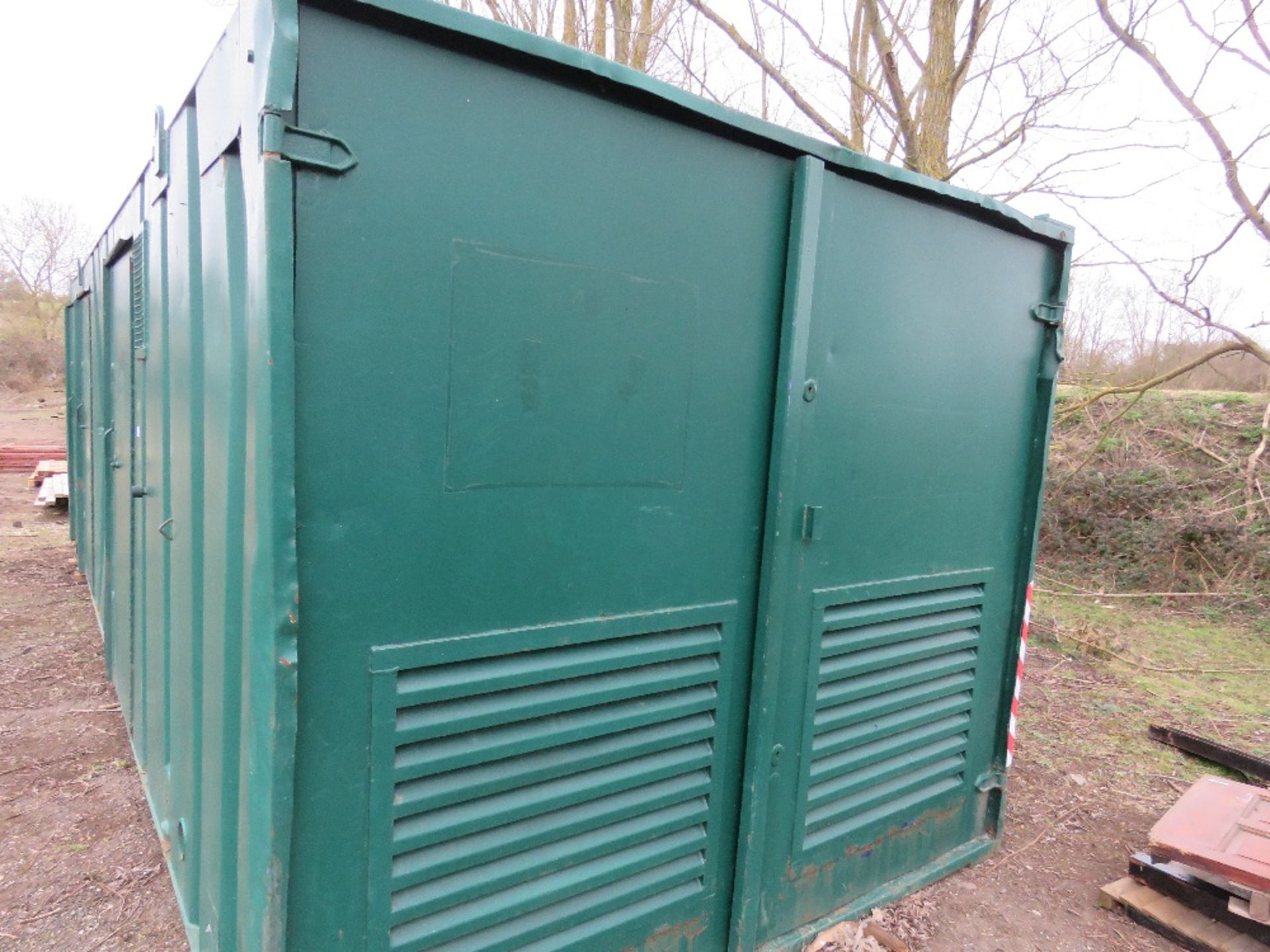 SECURE WELFARE CABIN, 32FT LENGTH X 10FT WIDTH APPROX WITH GENERATOR. ACCOMODATION COMPRISES OFFICE, - Image 2 of 15