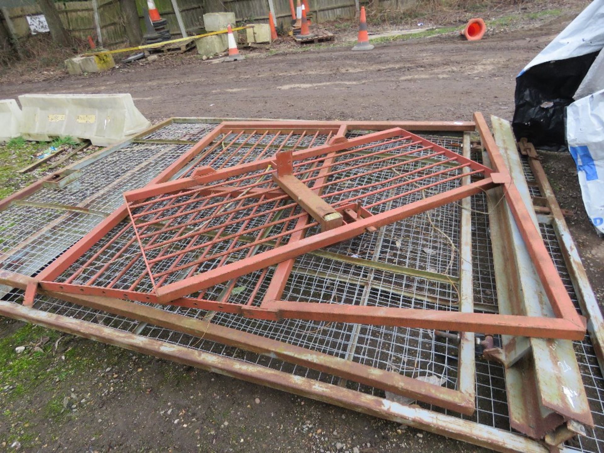 PAIR OF MESH COVERED SITE GATES, 2.5M HEIGHT X 2.9M WIDTH EACH APPROX PLUS ANOTHER SMALL GATE AND FR - Image 5 of 7