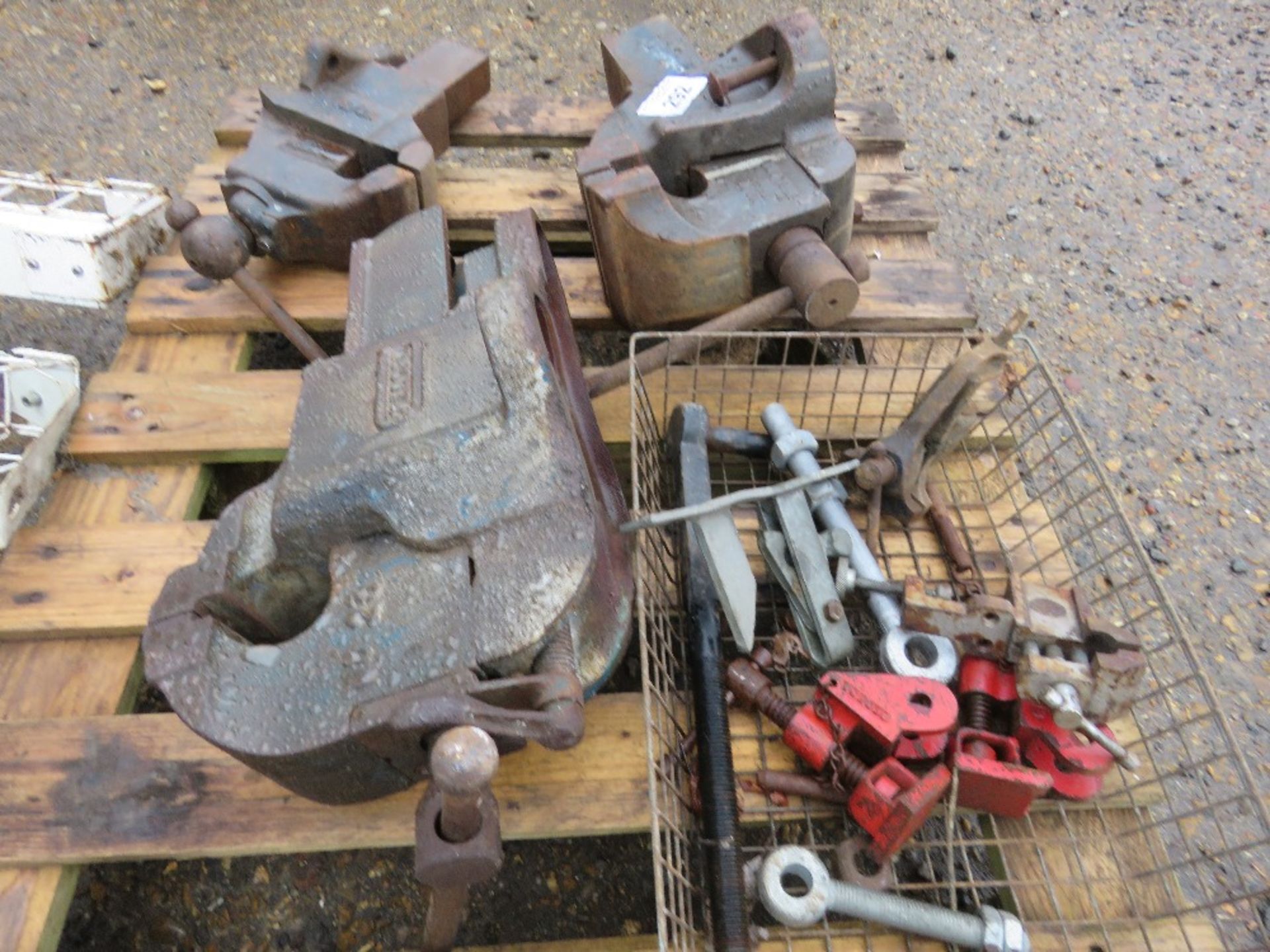 3 X LARGE VICES PLUS A CRATE OF SMALLER CLAMPS, VICES ETC. THIS LOT IS SOLD UNDER THE AUCTIONEERS M - Image 3 of 4