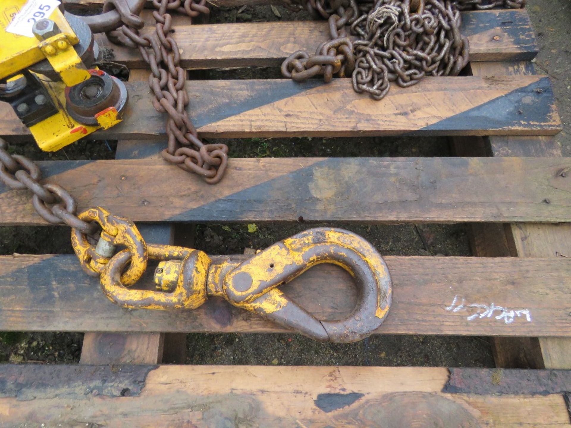 PALLET OF LIFTING CHAINS ETC. THIS LOT IS SOLD UNDER THE AUCTIONEERS MARGIN SCHEME, THEREFORE NO VA - Image 2 of 5