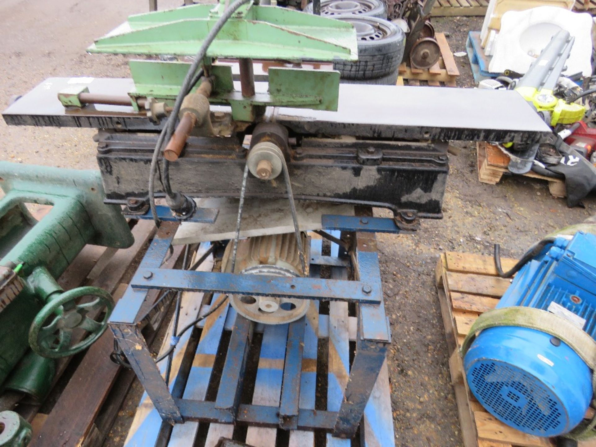 WOOD WORKING PLANER BENCH. THIS LOT IS SOLD UNDER THE AUCTIONEERS MARGIN SCHEME, THEREFORE NO VAT - Image 6 of 7