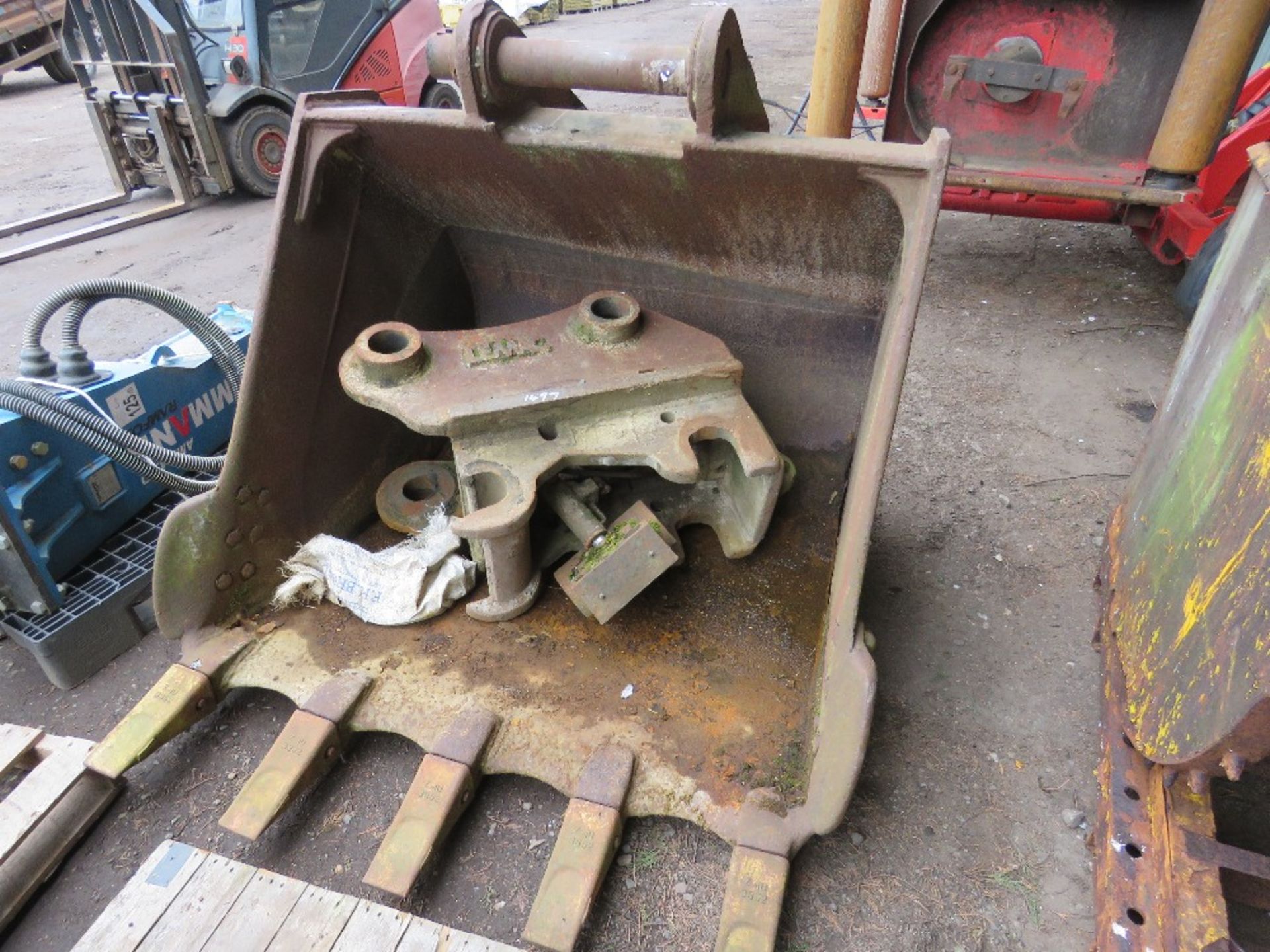 LARGE EXCAVATOR BUCKET PLUS A QUICK HITCH, 4FT WIDTH ON 90MM PINS APPROX. - Image 2 of 3