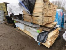 LARGE STACK OF ASSORTED UNTREATED FENCING TIMBERS AND BOARDS.