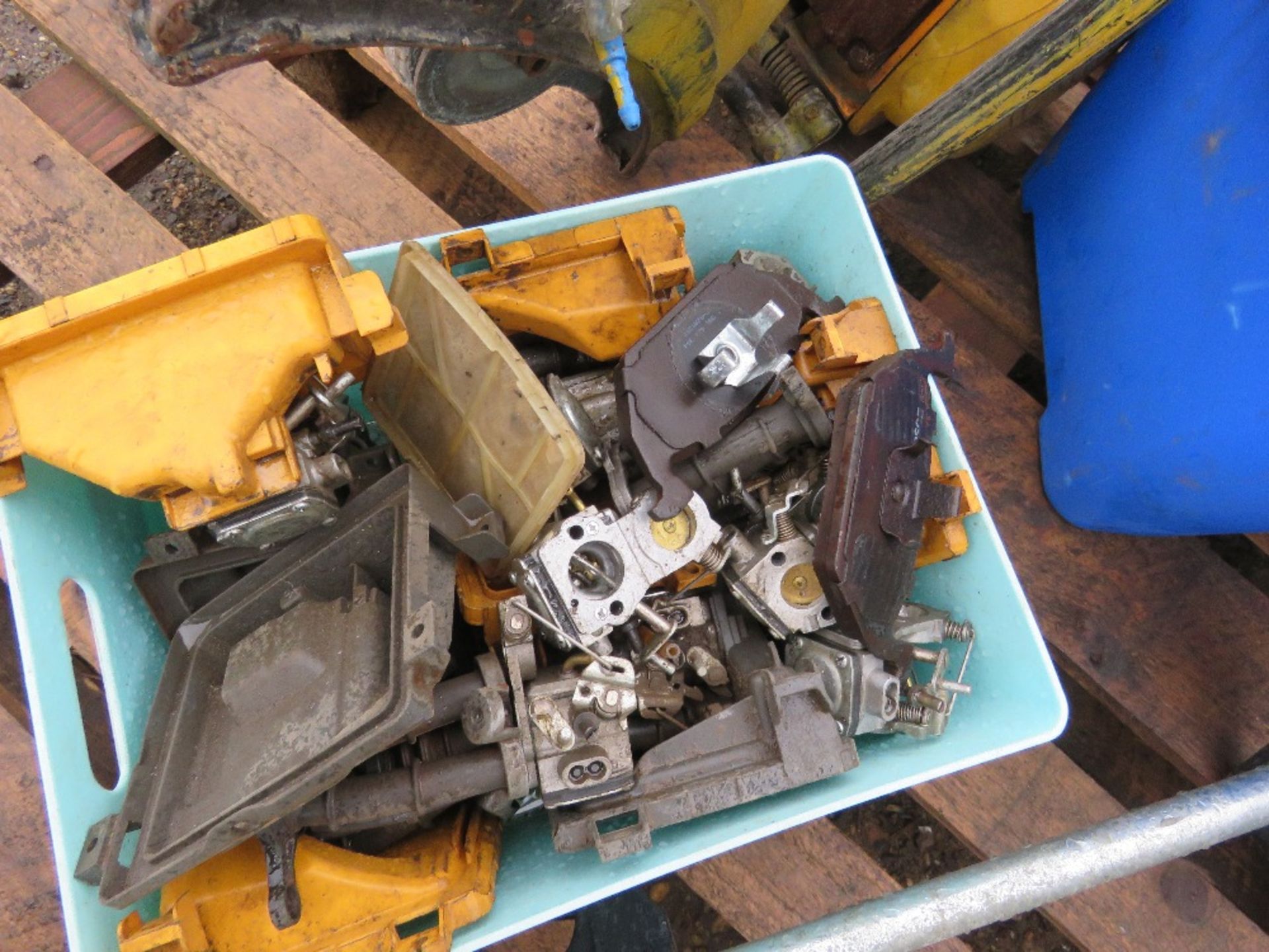 STRIMMER PLUS ASSORTED PETROL SAW PARTS. THIS LOT IS SOLD UNDER THE AUCTIONEERS MARGIN SCHEME, TH - Image 3 of 4