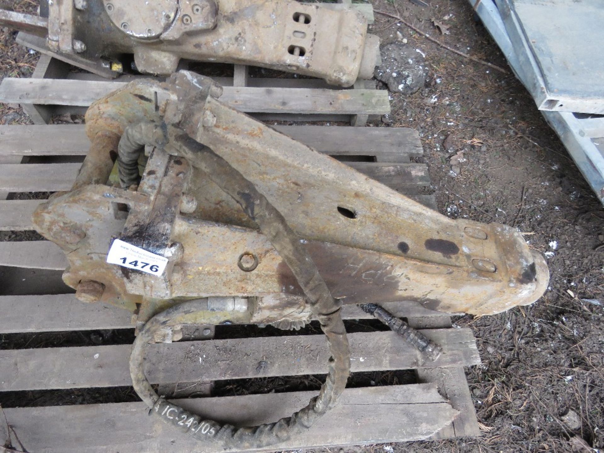 PALLET CONTAINING 1NO ATLAS COPCO HYDRAULIC EXCAVATOR MOUNTED BREAKER, MAY BE INCOMPLETE, 40MM PIN
