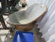 ANTIQUE OLD TIN SLIPPER BATH. THIS LOT IS SOLD UNDER THE AUCTIONEERS MARGIN SCHEME, THEREFORE NO