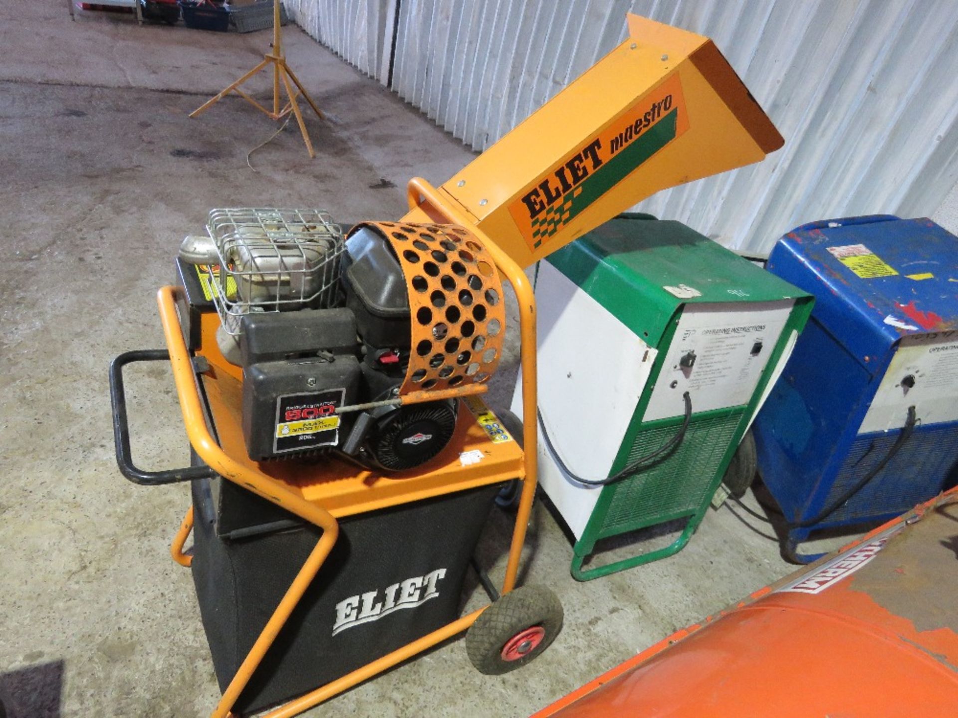 ELIET MAESTRO PETROL ENGINED SHREDDER UNIT. THIS LOT IS SOLD UNDER THE AUCTIONEERS MARGIN SCHEME - Image 2 of 6