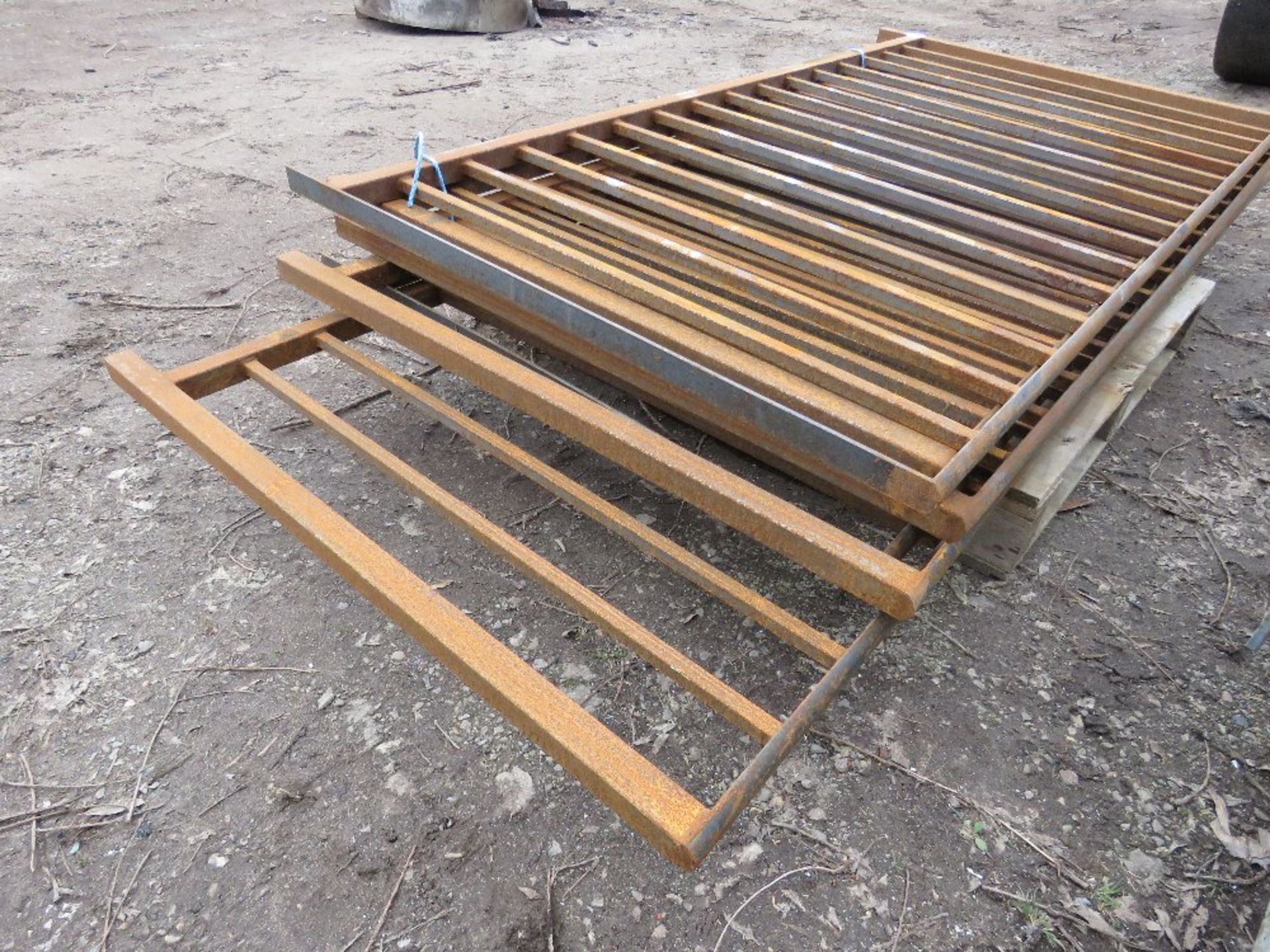 STACK OF STEEL RAILINGS, 2M-2.6M WIDE @ 1M HEIGHT, 6NO IN TOTAL. THIS LOT IS SOLD UNDER THE AUCT - Image 2 of 4