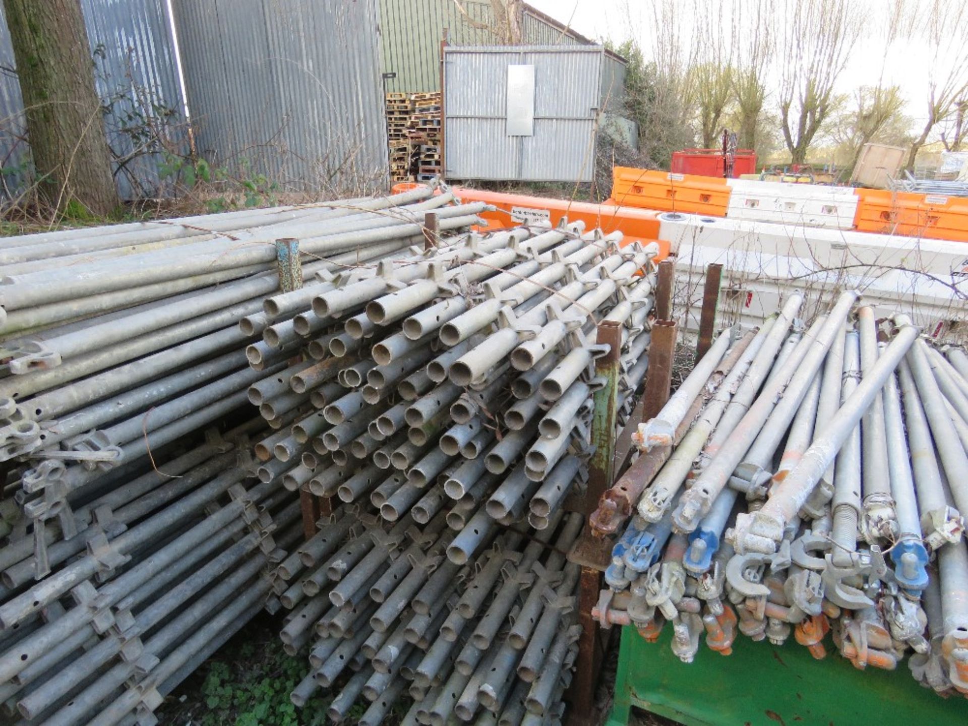 LARGE QUANTITY OF LEADA ACROW QUICK STAGE STYLE SCAFFOLDING ITEMS, CONTAINED IN 20 X STILLAGES. THIS - Image 15 of 16