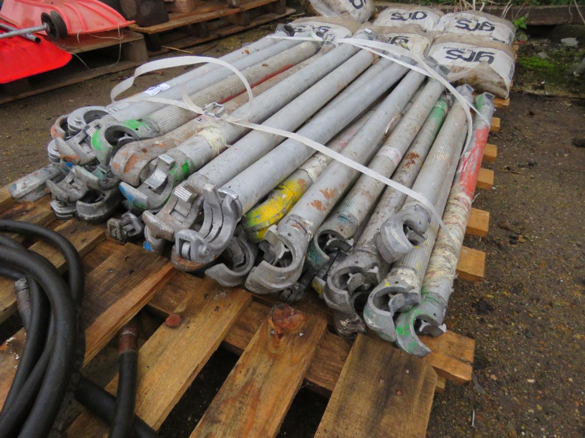 QUANTITY OF SHORT ALUMINIUM SCAFFOLD TOWER POLES. THIS LOT IS SOLD UNDER THE AUCTIONEERS MARGIN SCH - Image 2 of 3