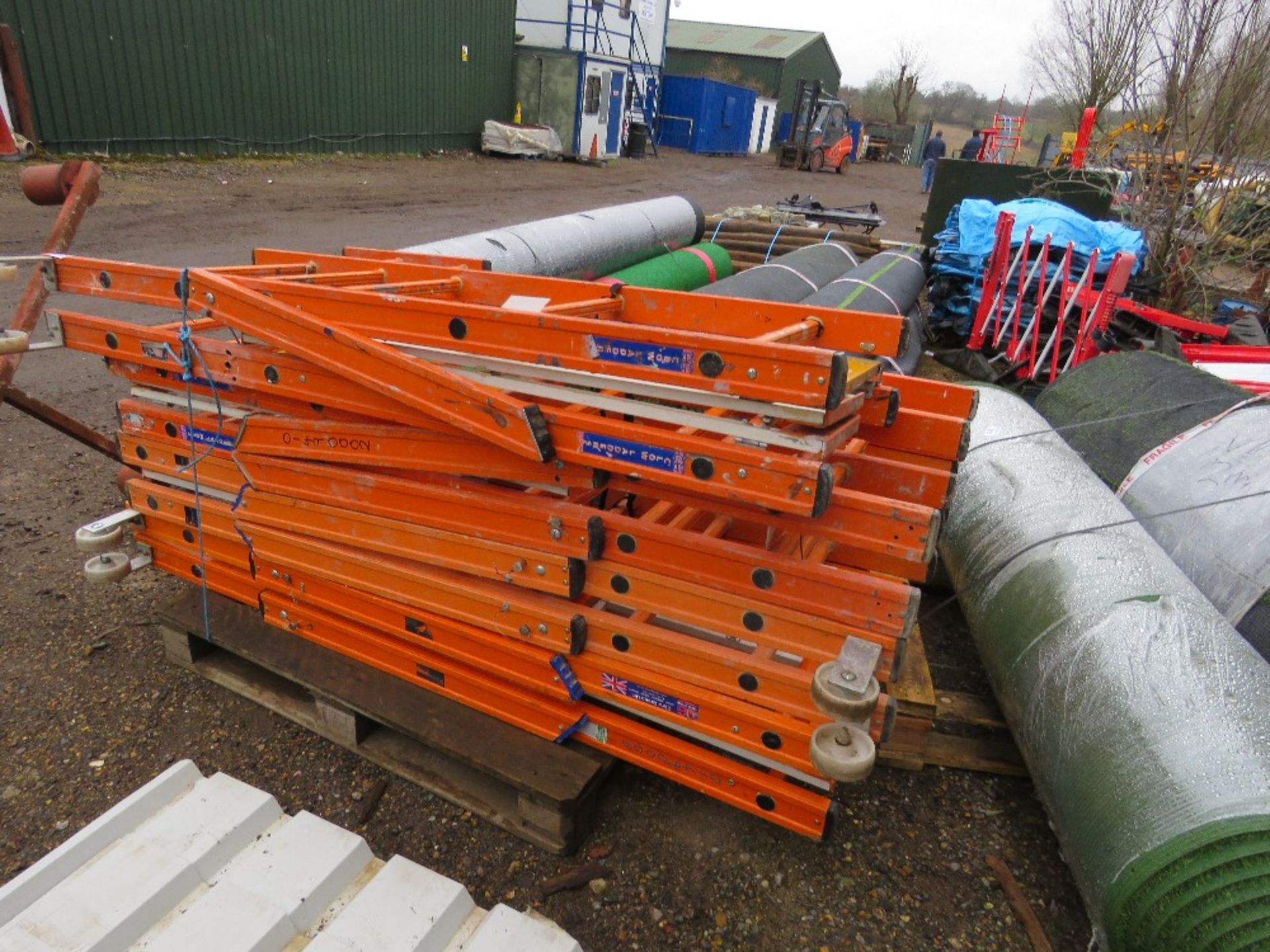 4 X CLOW GRP PODIUM FRAMES, APPEAR LITTLE USED. REQUIRE PLATFORMS. THIS LOT IS SOLD UNDER THE AUC - Image 4 of 4