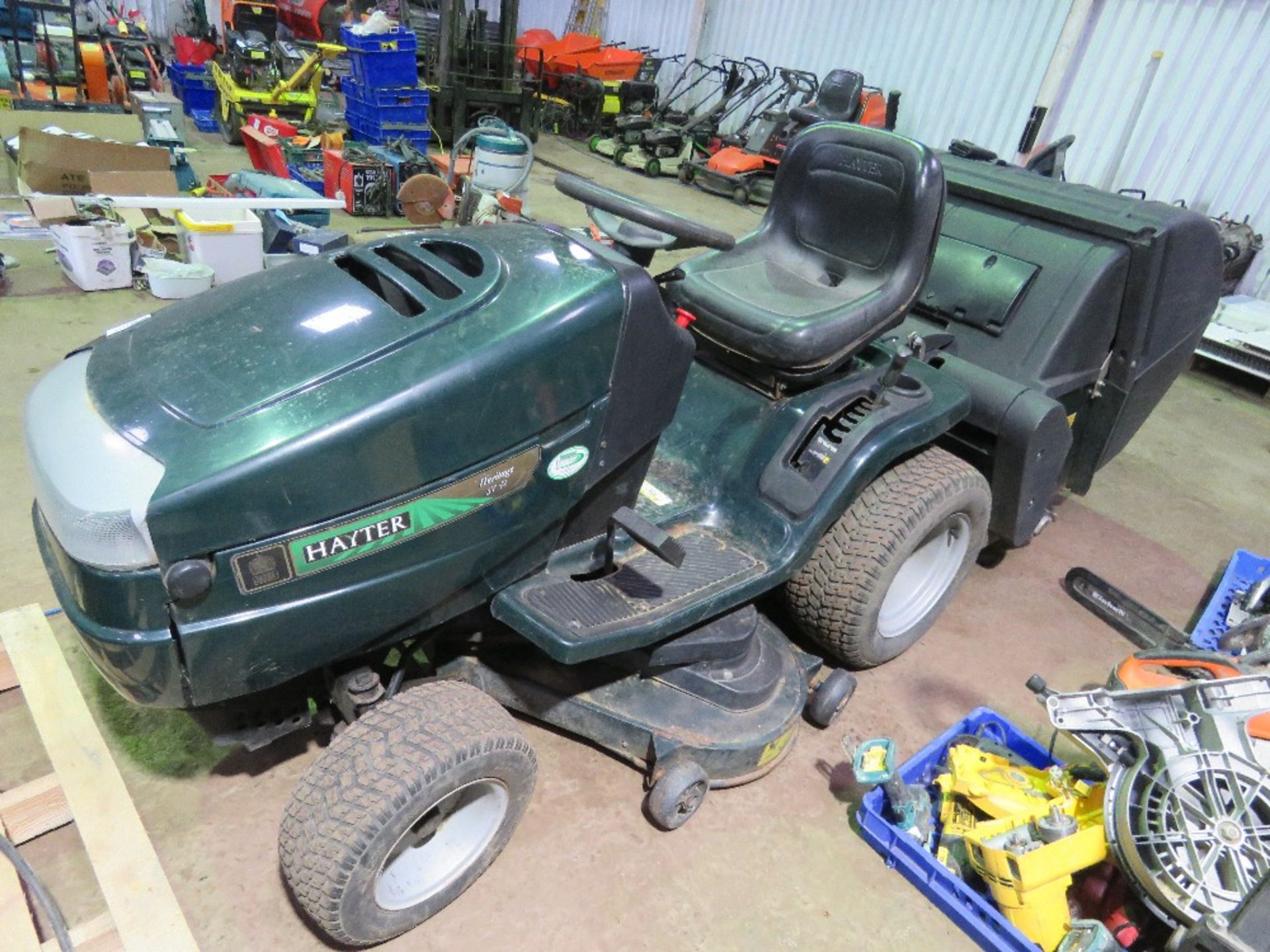 HAYTER ST42 RIDE ON LAWNMOWER WITH POWER COLLECTOR, HYDRASTATIC DRIVE. WHNE TESTED WAS SEEN TO START - Image 4 of 7