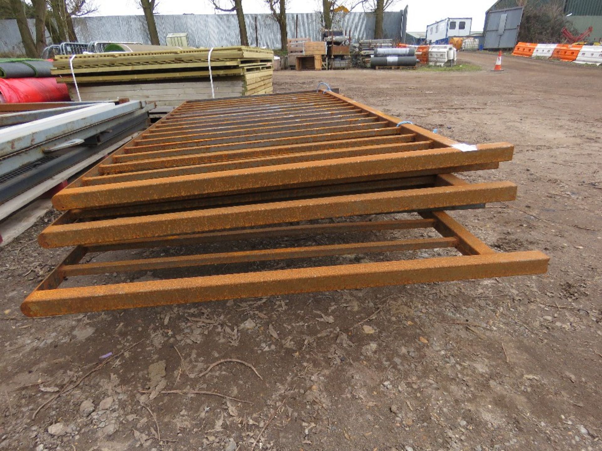 STACK OF STEEL RAILINGS, 2M-2.6M WIDE @ 1M HEIGHT, 6NO IN TOTAL. THIS LOT IS SOLD UNDER THE AUCT - Image 4 of 4