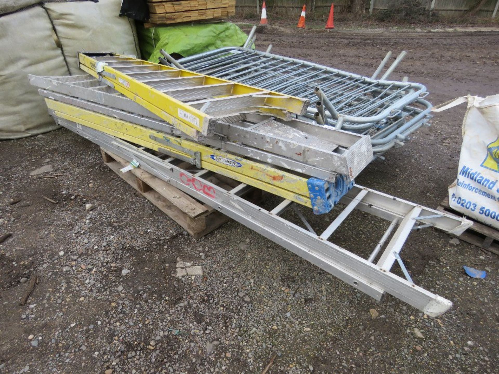 4 X SETS OF STEP LADDERS. THIS LOT IS SOLD UNDER THE AUCTIONEERS MARGIN SCHEME, THEREFORE NO VAT