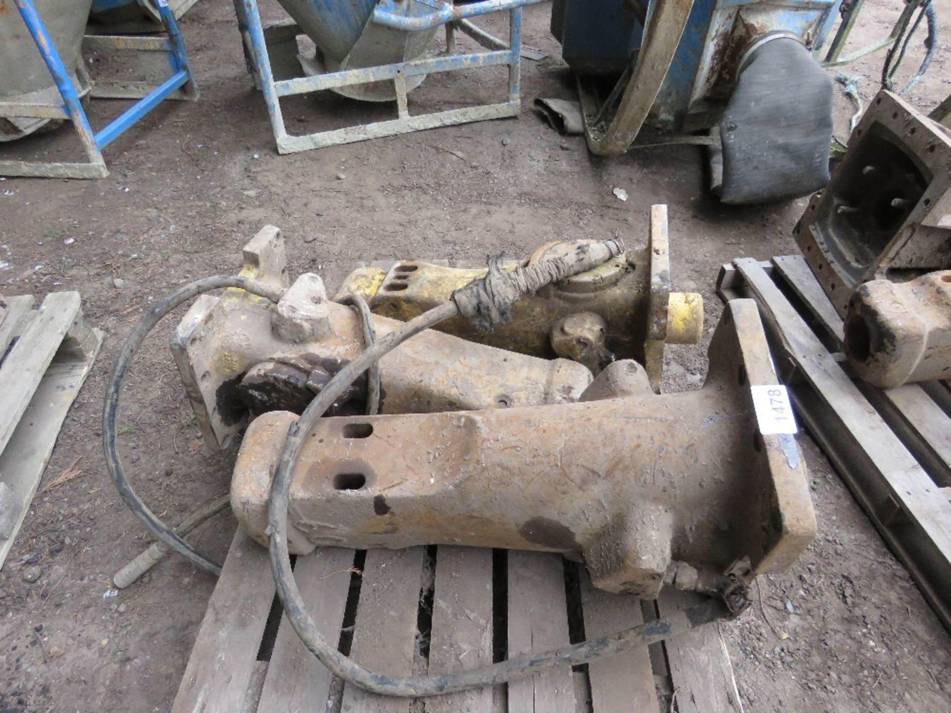 PALLET CONTAINING 3NO ATLAS COPCO HYDRAULIC EXCAVATOR MOUNTED BREAKERS, MAY BE INCOMPLETE. - Image 2 of 5