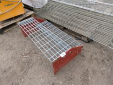 SMALL SET OF PORTABLE OFFICE STEPS, 1 METRE WIDTH APPROX.
