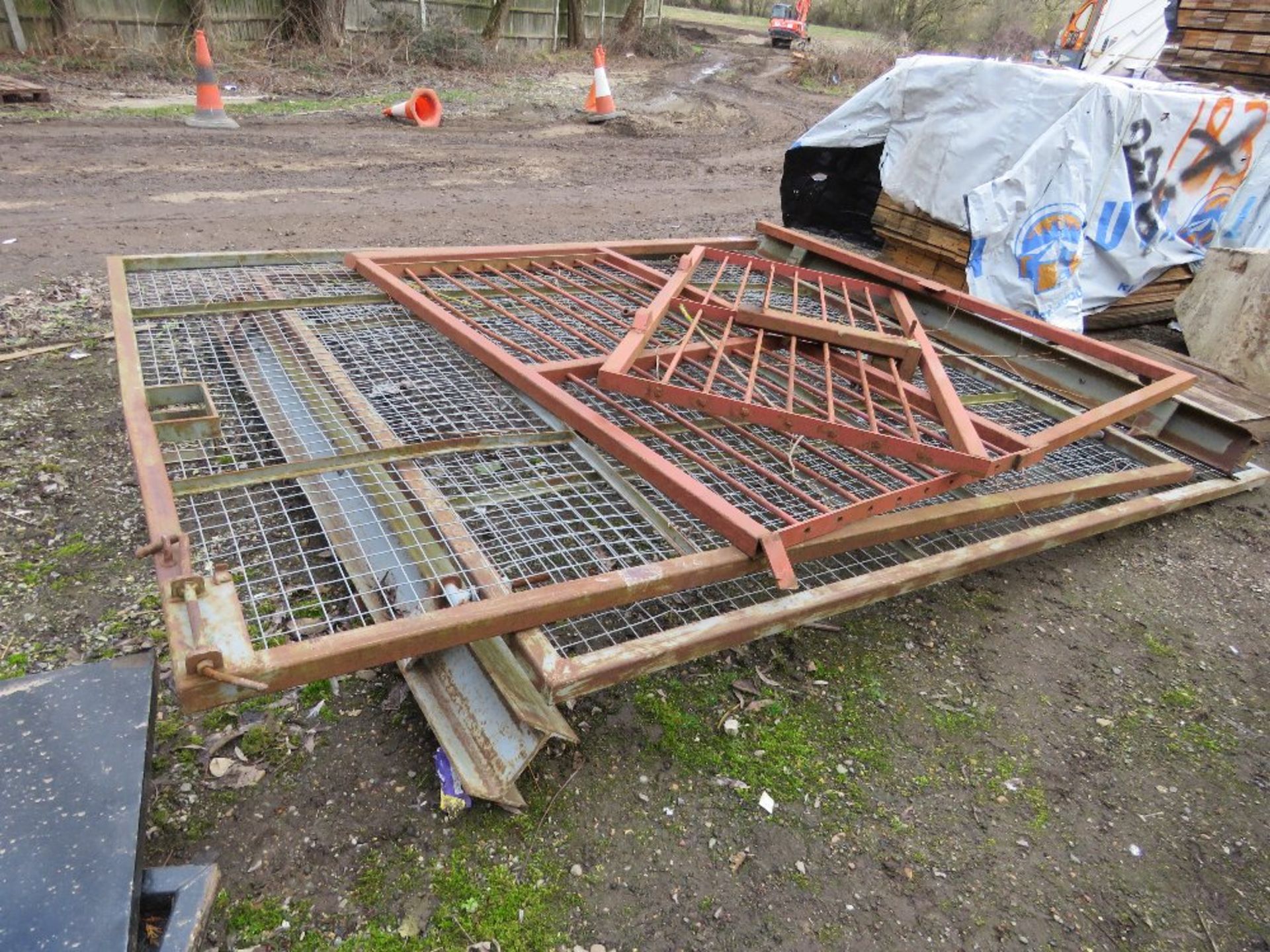 PAIR OF MESH COVERED SITE GATES, 2.5M HEIGHT X 2.9M WIDTH EACH APPROX PLUS ANOTHER SMALL GATE AND FR - Image 3 of 7