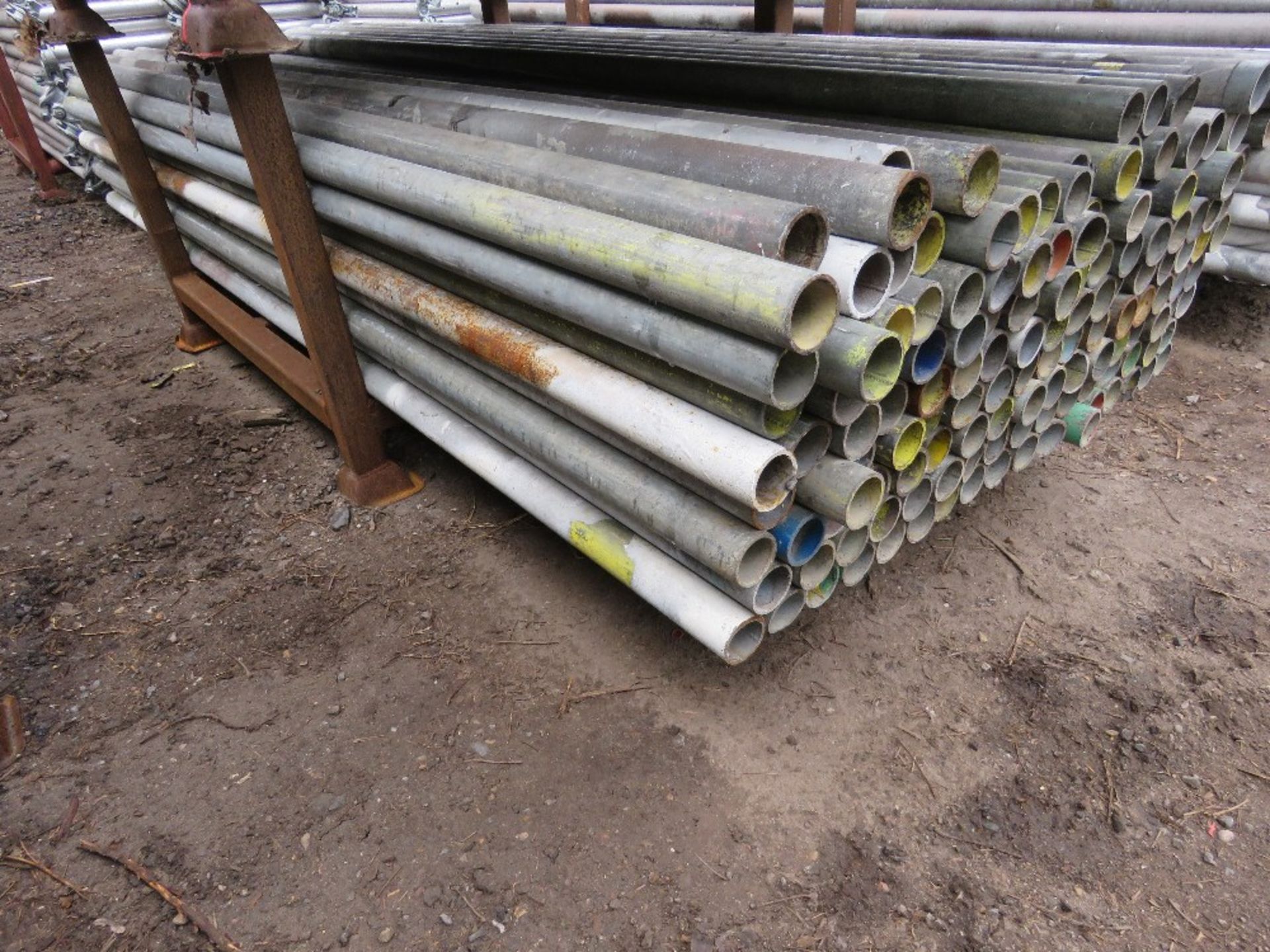 STILLAGE OF STEEL SCAFFOLD TUBES, 8FT LENGTH APPROX. 138NO IN TOTAL APPROX. - Image 3 of 3