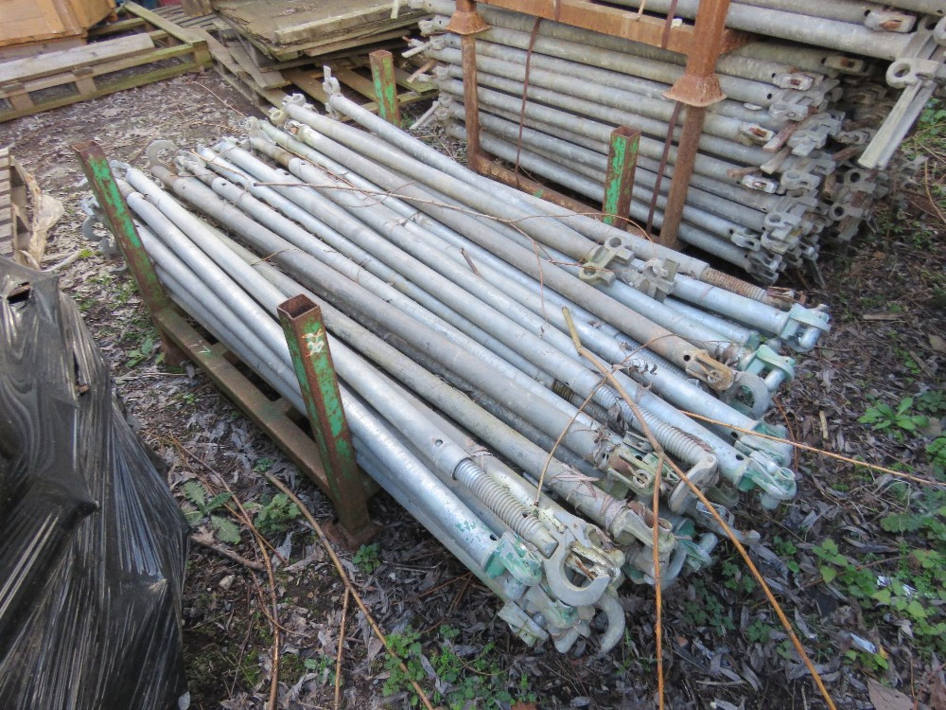 LARGE QUANTITY OF LEADA ACROW QUICK STAGE STYLE SCAFFOLDING ITEMS, CONTAINED IN 20 X STILLAGES. THIS - Image 10 of 16