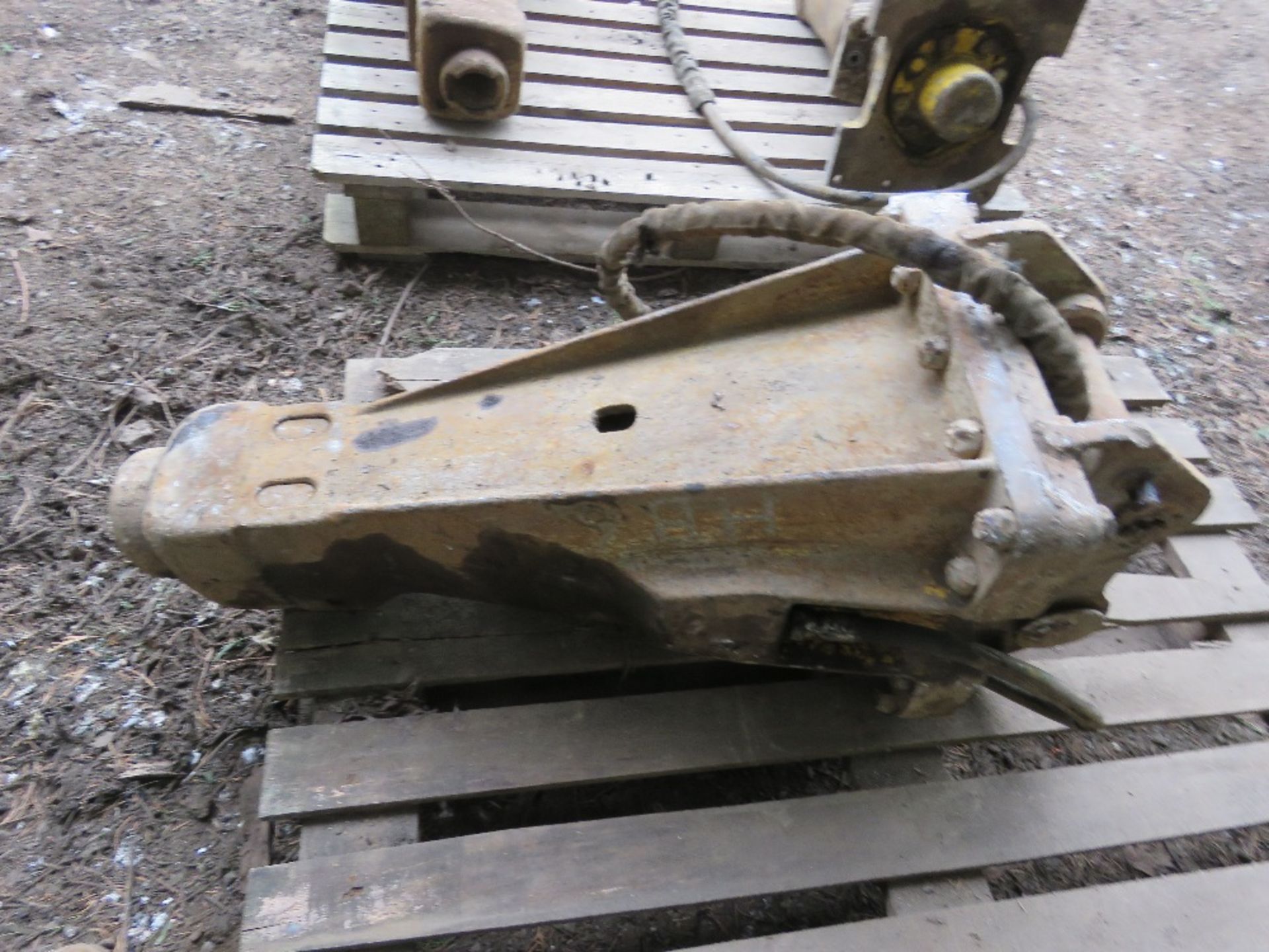 PALLET CONTAINING 1NO ATLAS COPCO HYDRAULIC EXCAVATOR MOUNTED BREAKER, MAY BE INCOMPLETE, 40MM PIN - Image 3 of 5