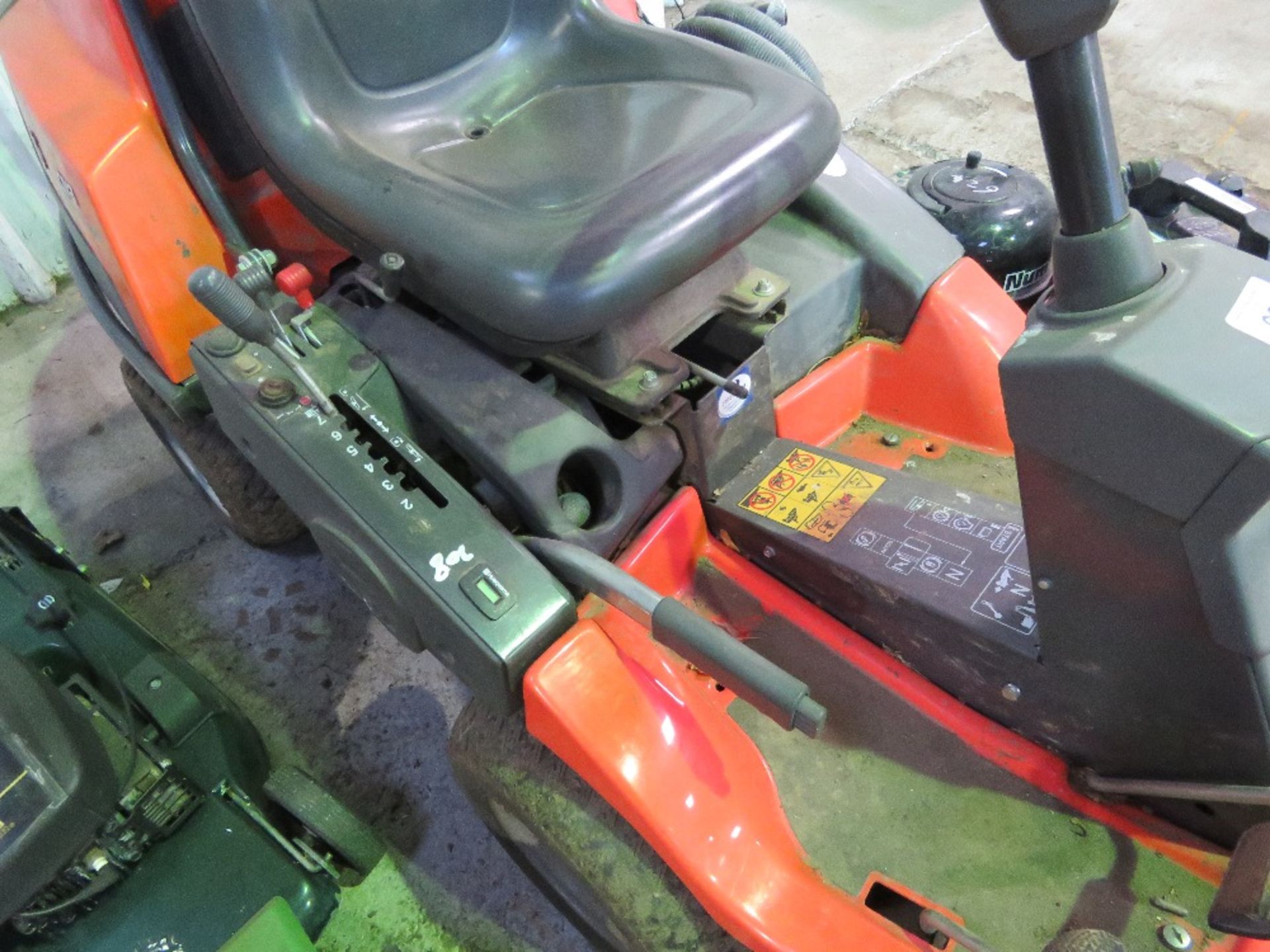HUSQVARNA R418TS AWD RIDE ON MOWER WITH COMBI 112 FRONT DECK. HYDRAULIC LIFT DECK. 308 REC HOURS, YE - Image 7 of 10