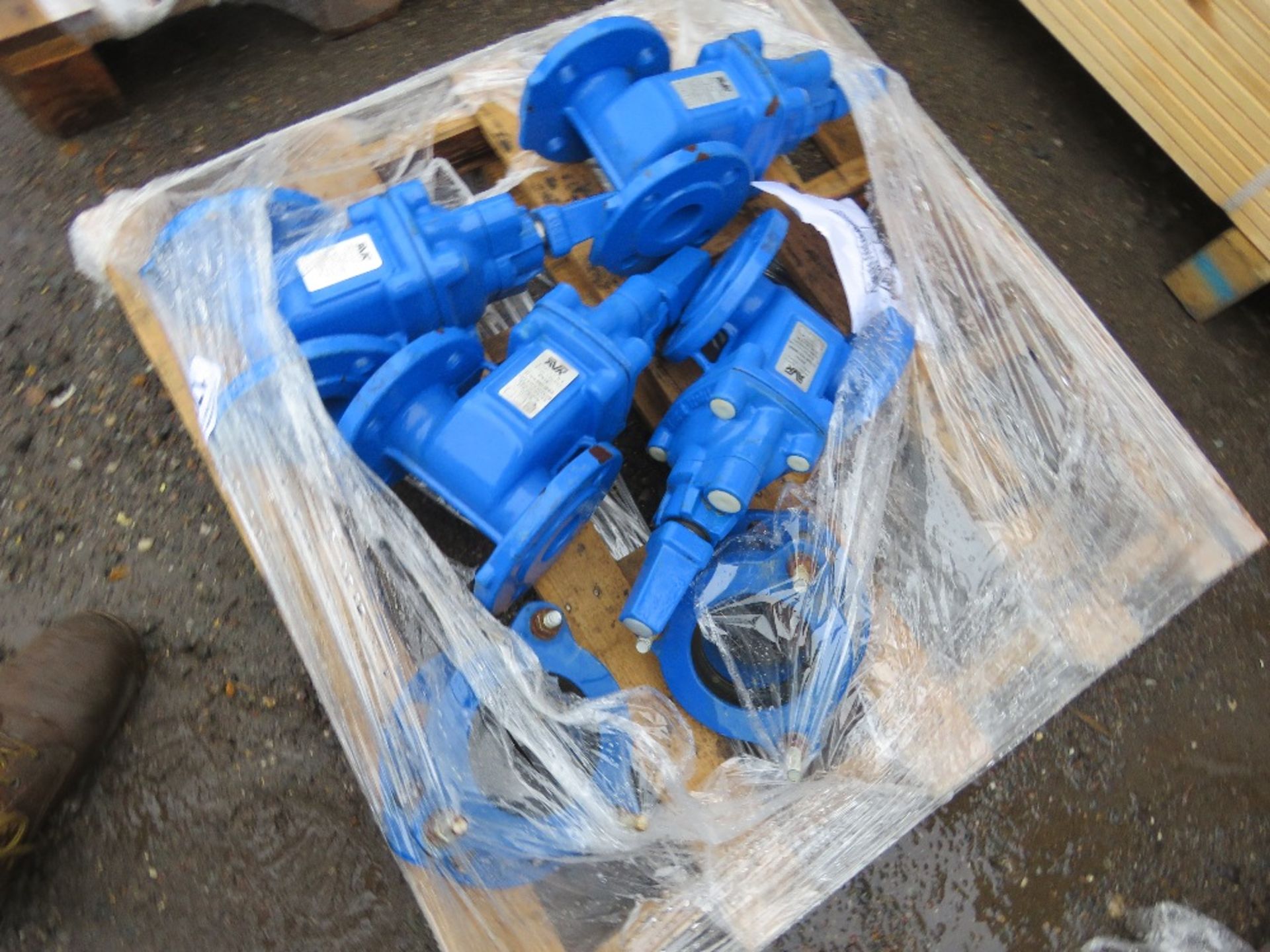 PALLET CONTAINING 4NO AVR PN16 WATER TAP VALVES PLUS 2 X CONNECTOR COLLARS. - Image 3 of 3