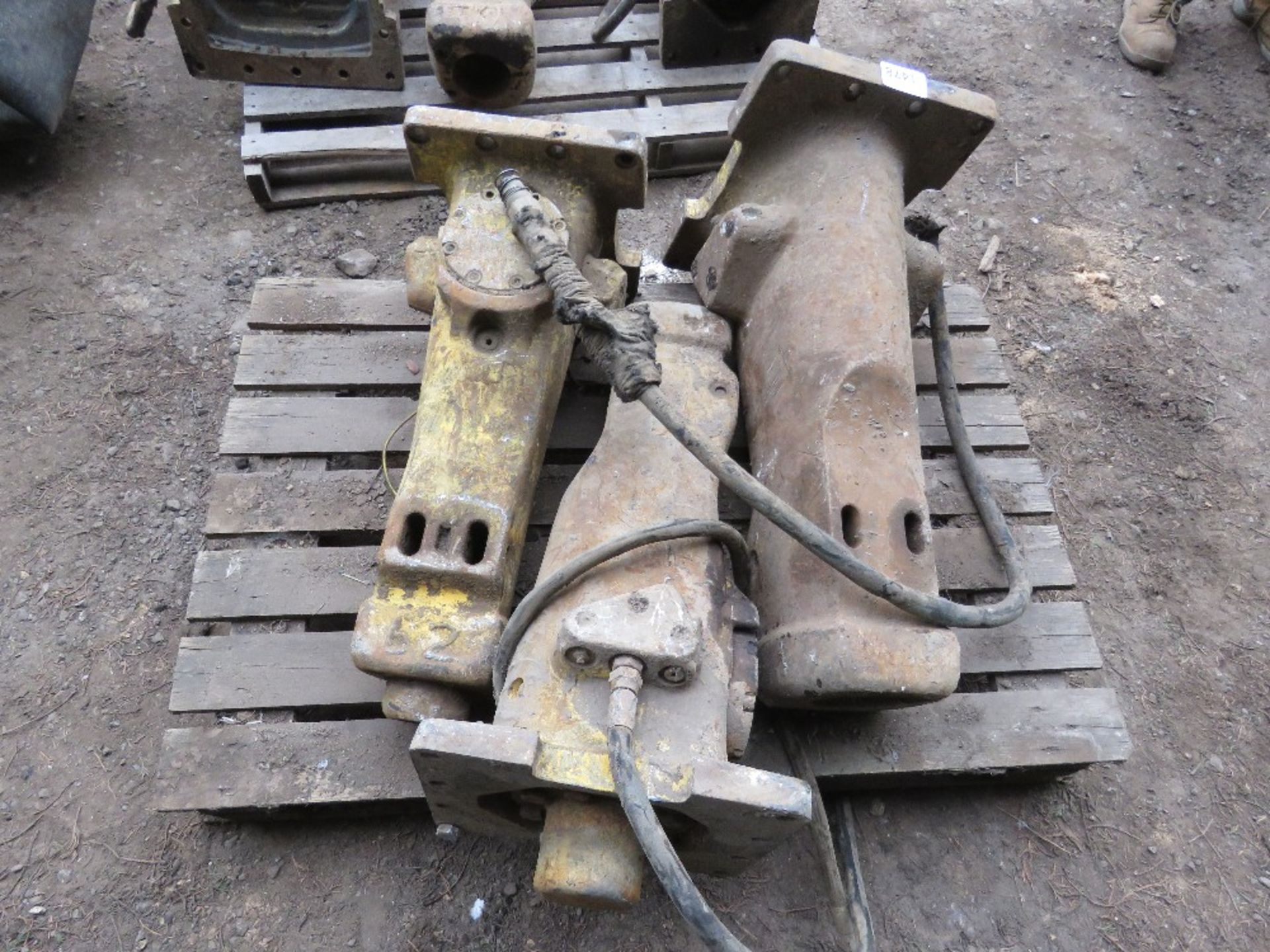 PALLET CONTAINING 3NO ATLAS COPCO HYDRAULIC EXCAVATOR MOUNTED BREAKERS, MAY BE INCOMPLETE.