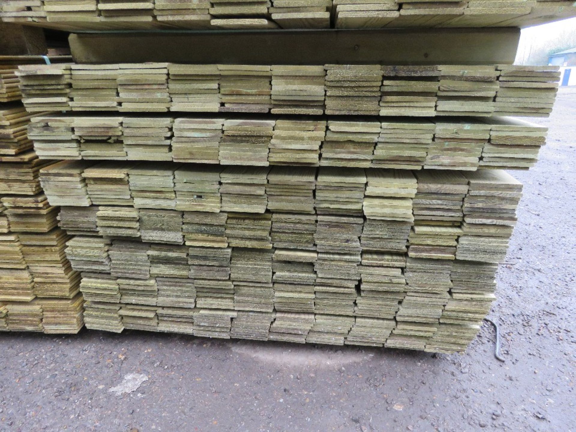 LARGE PACK OF PRESSURE TREATED HIT AND MISS TIMBER CLADDING BOARDS: 1.64M LENGTH X 100MM WIDTH APPRO - Image 2 of 3