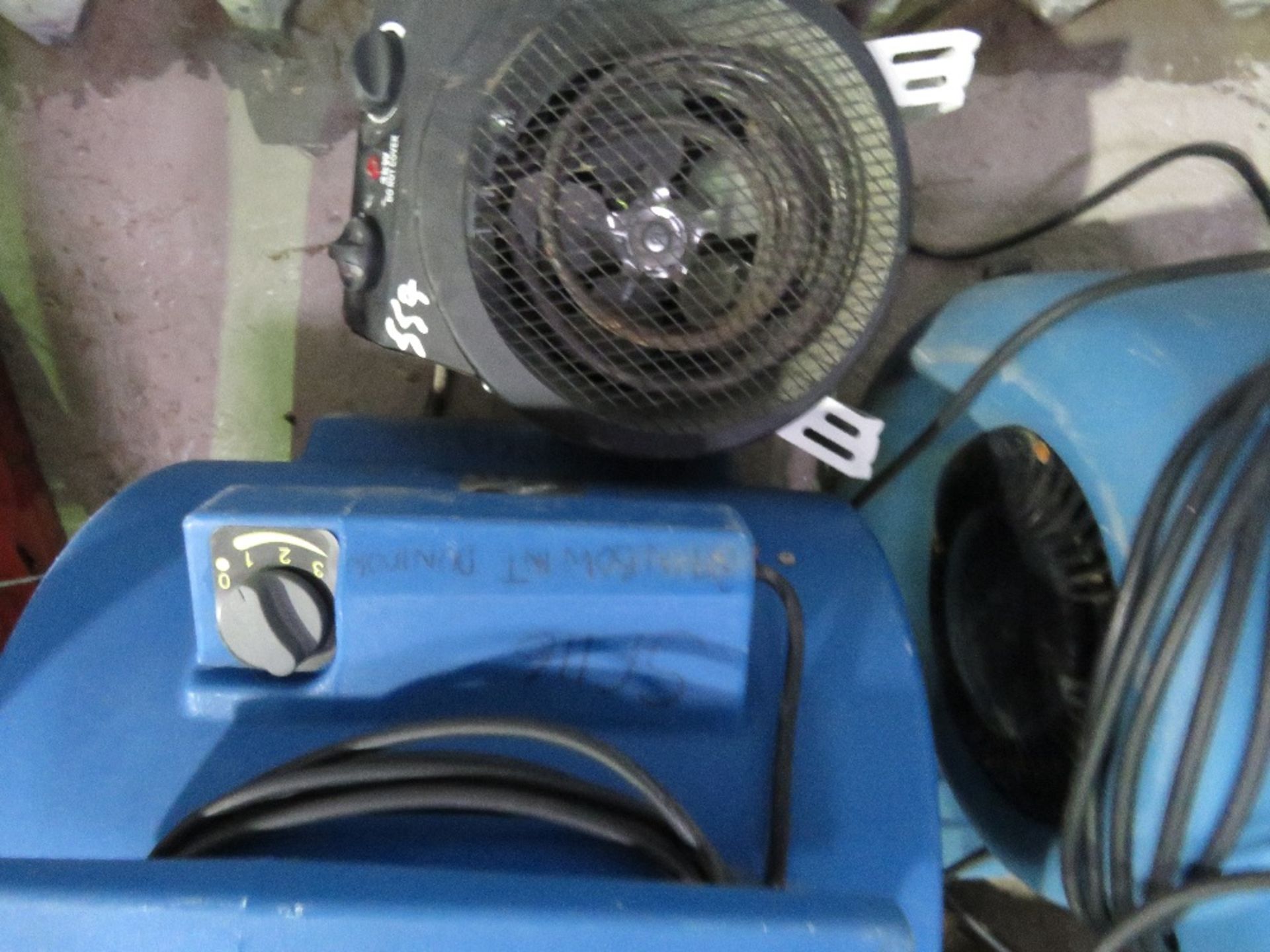 2 X SNAIL BLOWER CARPET DRYING FANS, 240 VOLT PLUS A 3KW FAN HEATER. THIS LOT IS SOLD UNDER THE A - Image 3 of 3