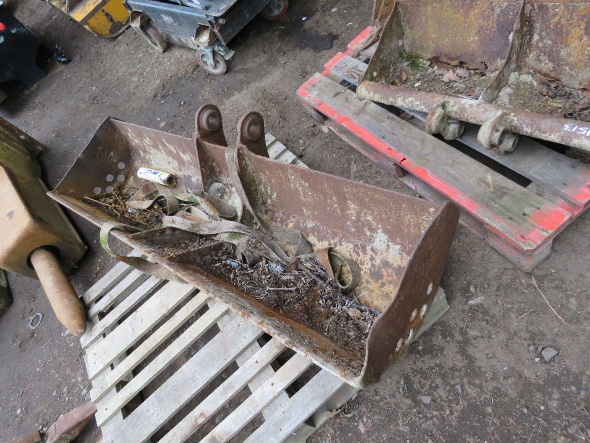 CAT 5FT WIDTH GRADING BUCKET ON 40MM PINS. THIS LOT IS SOLD UNDER THE AUCTIONEERS MARGIN SCHEME,