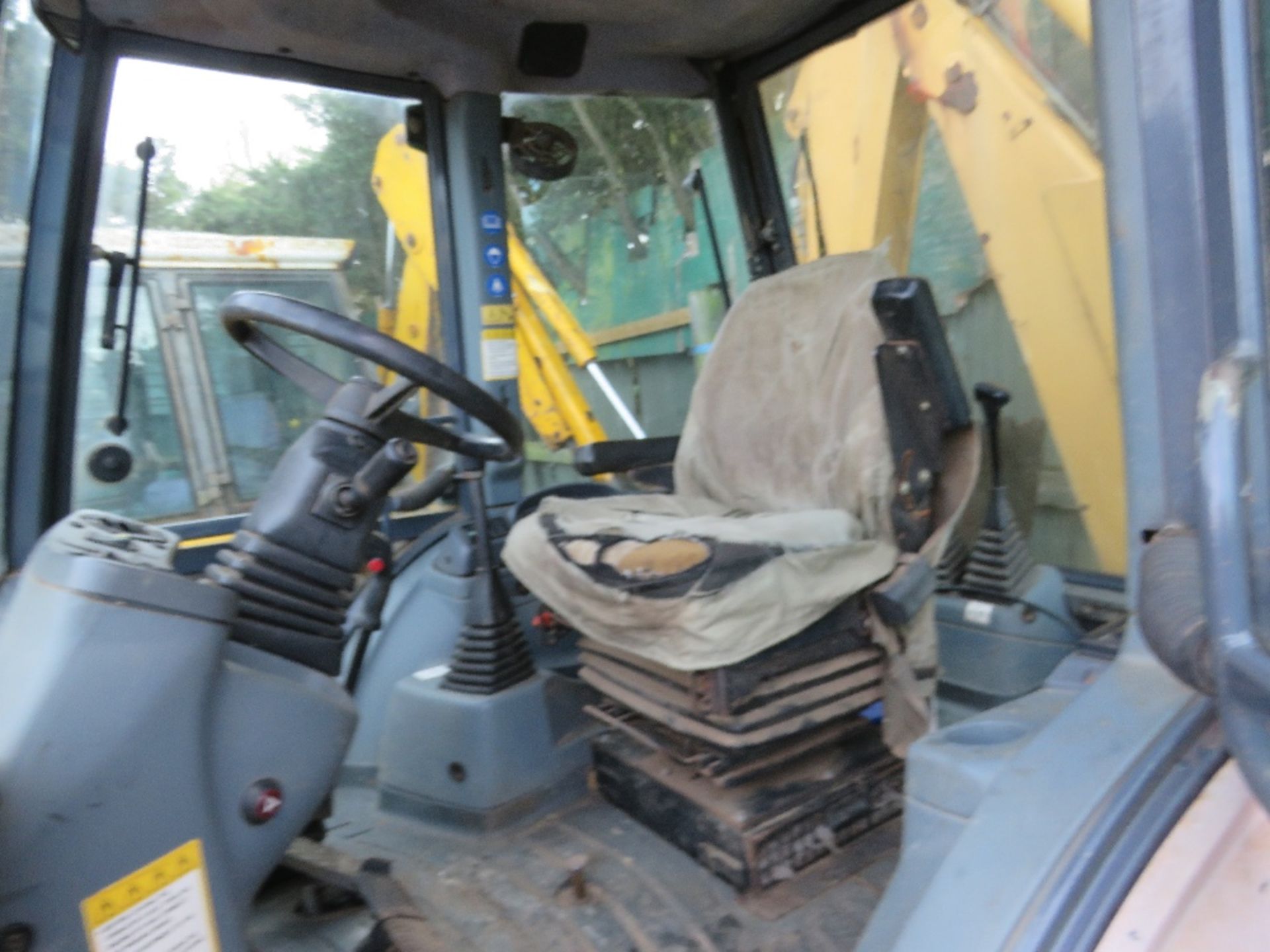 NEW HOLLAND 85 BACKHOE LOADER, REG: R978 JBJ. 8542 REC HOURS. WITH 4IN1 BUCKET AND ONE REAR BUCKET. - Image 6 of 10