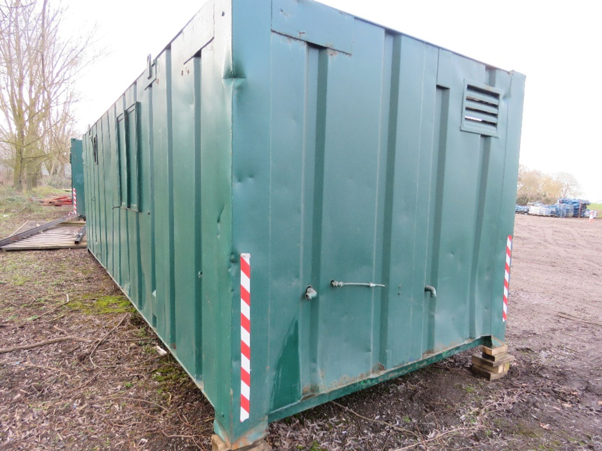 SECURE WELFARE CABIN, 32FT LENGTH X 10FT WIDTH APPROX WITH GENERATOR. ACCOMODATION COMPRISES OFFICE, - Image 6 of 15