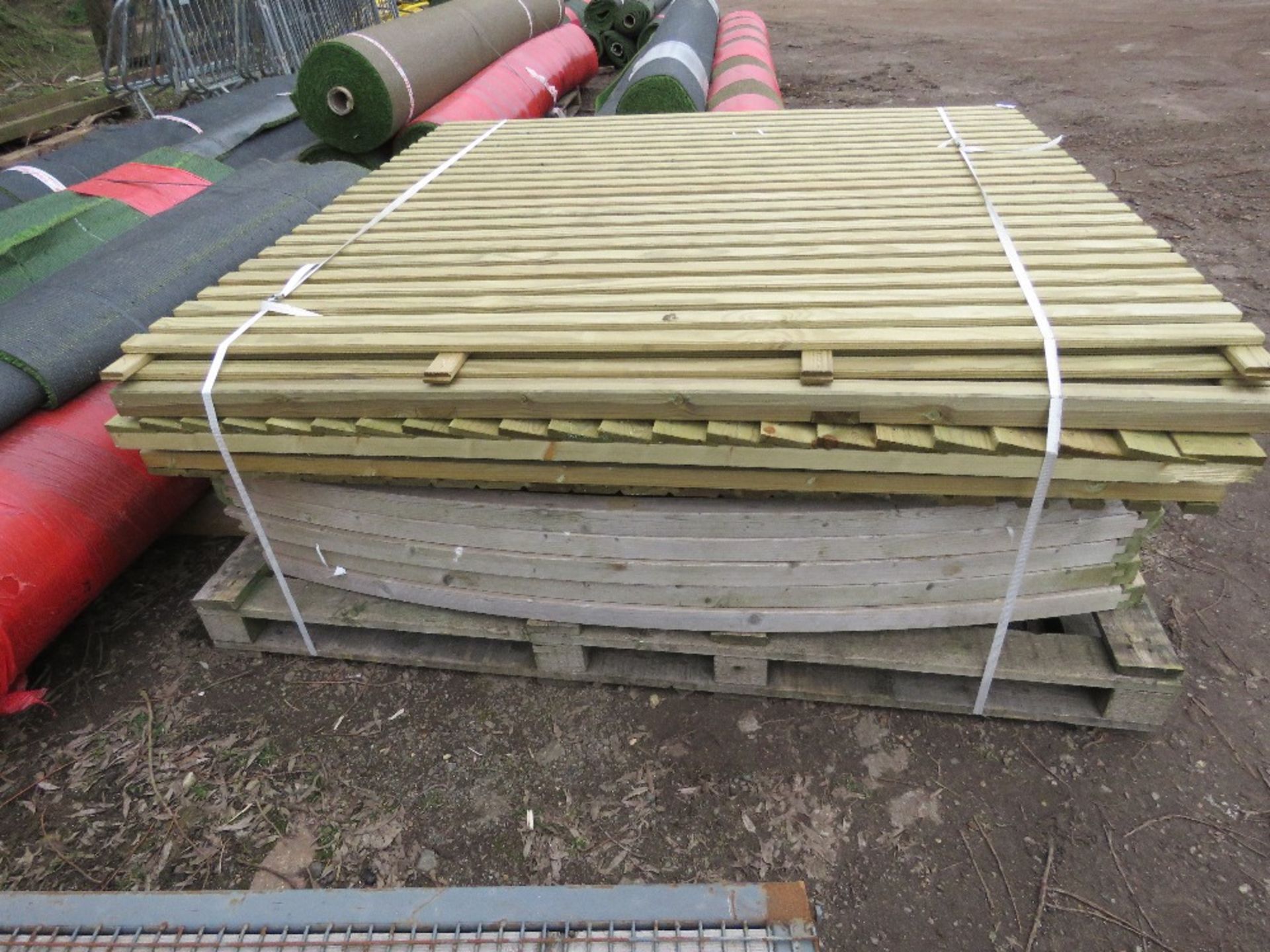 STACK OF APPROXIMATELY 12NO MIXED WOODEN FENCE PANELS. - Image 5 of 5