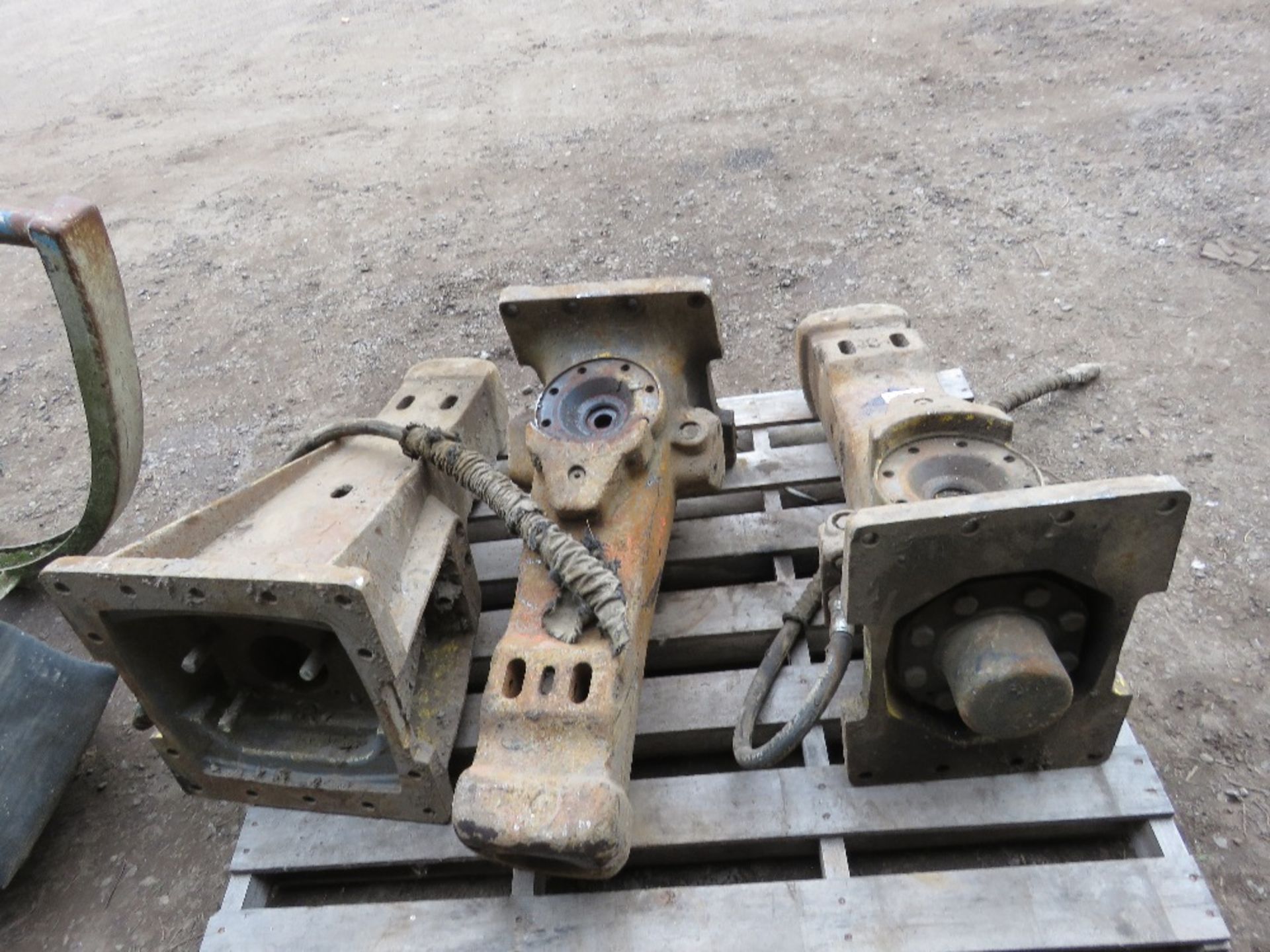 PALLET CONTAINING 3NO ATLAS COPCO HYDRAULIC EXCAVATOR MOUNTED BREAKERS, MAY BE INCOMPLETE: FROM INS