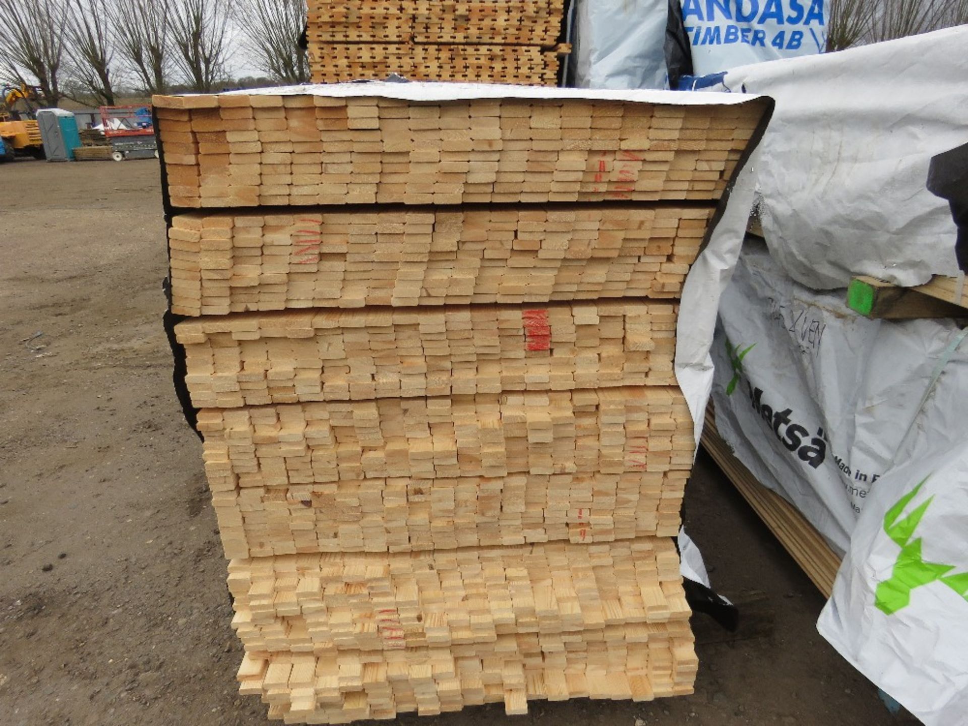 EXTRA LARGE PACK OF UNTREATED VENETIAN PALE TIMBER CLADDING SLATS: 1.73M LENGTH X 45MM X 17MM WIDTH - Image 2 of 3
