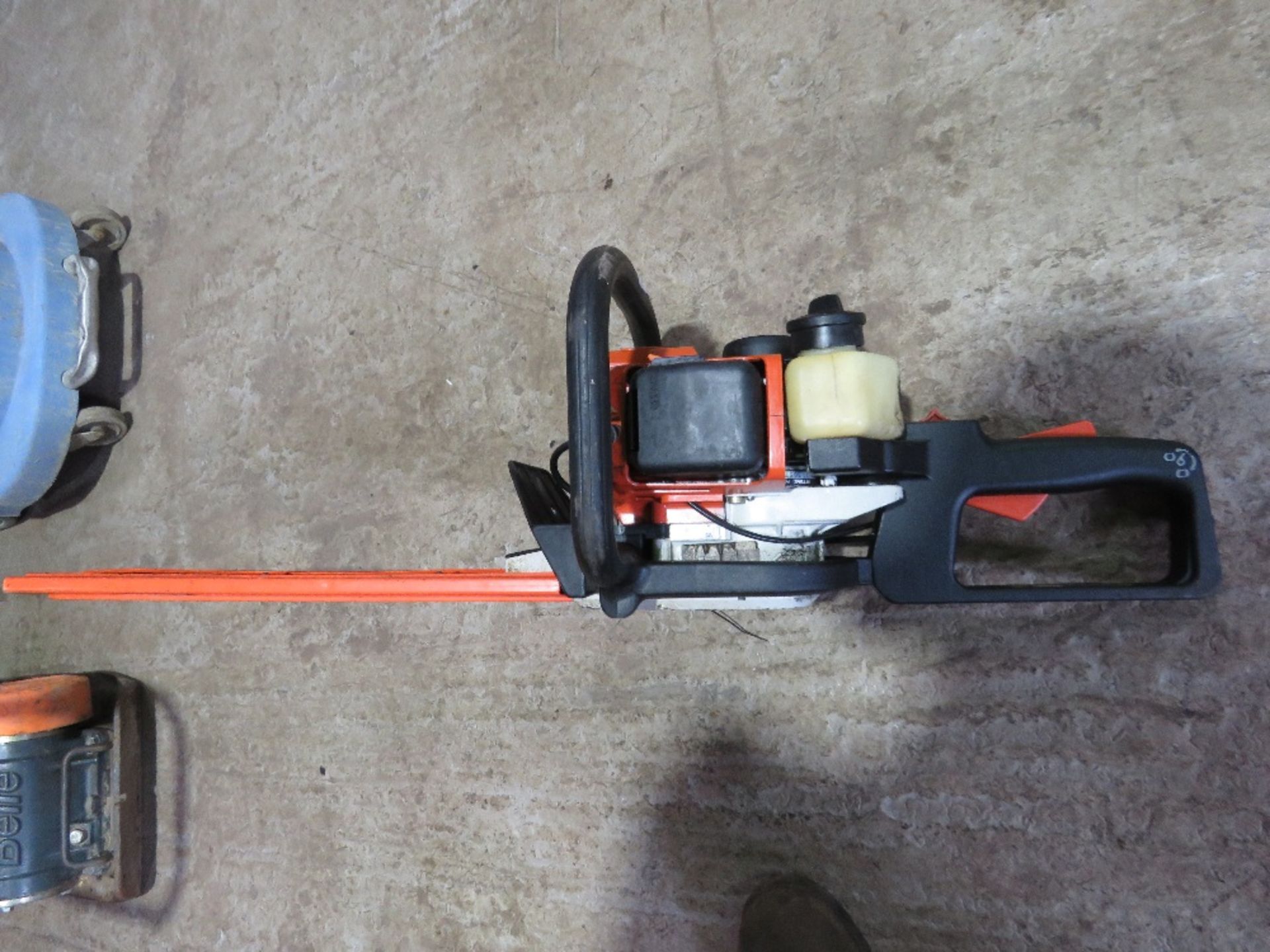 STIHL HS72 PETROL ENGINED HEDGE CUTTER. THIS LOT IS SOLD UNDER THE AUCTIONEERS MARGIN SCHEME, TH - Image 3 of 4