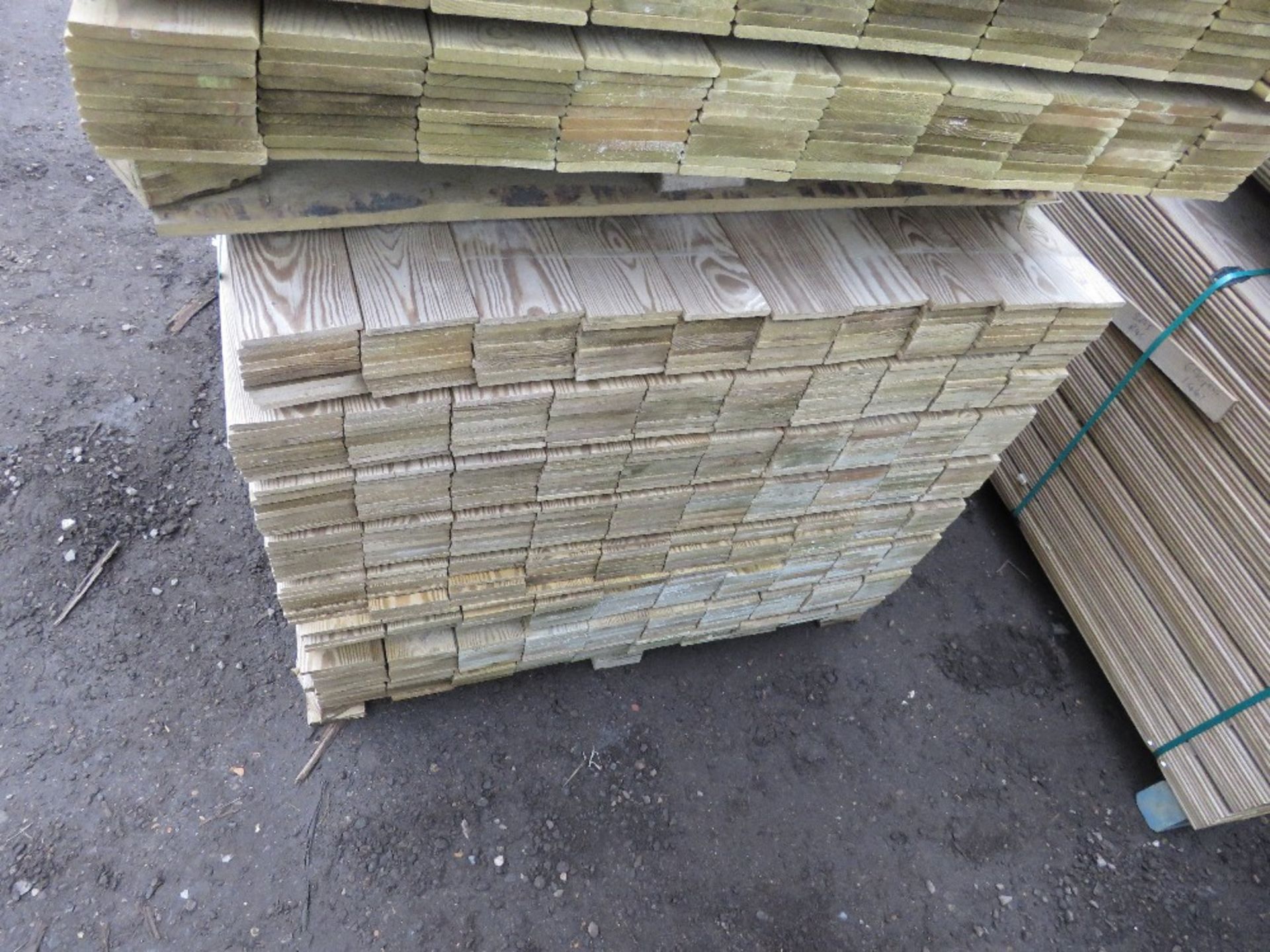 2 X PACKS OF PRESSURE TREATED HIT AND MISS FENCE CLADDING TIMBER BOARDS: 1.14M LENGTH X 100MM WIDTH - Image 3 of 4