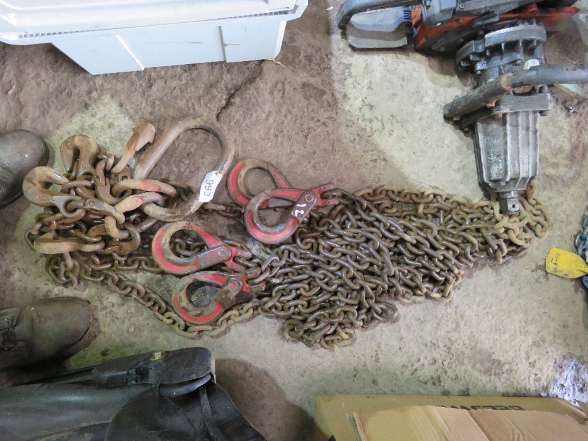 LIFTING CHAIN WITH SHORTENERS, 4 LEGGED, 12FT LENGTH APPROX. THIS LOT IS SOLD UNDER THE AUCTIONEE