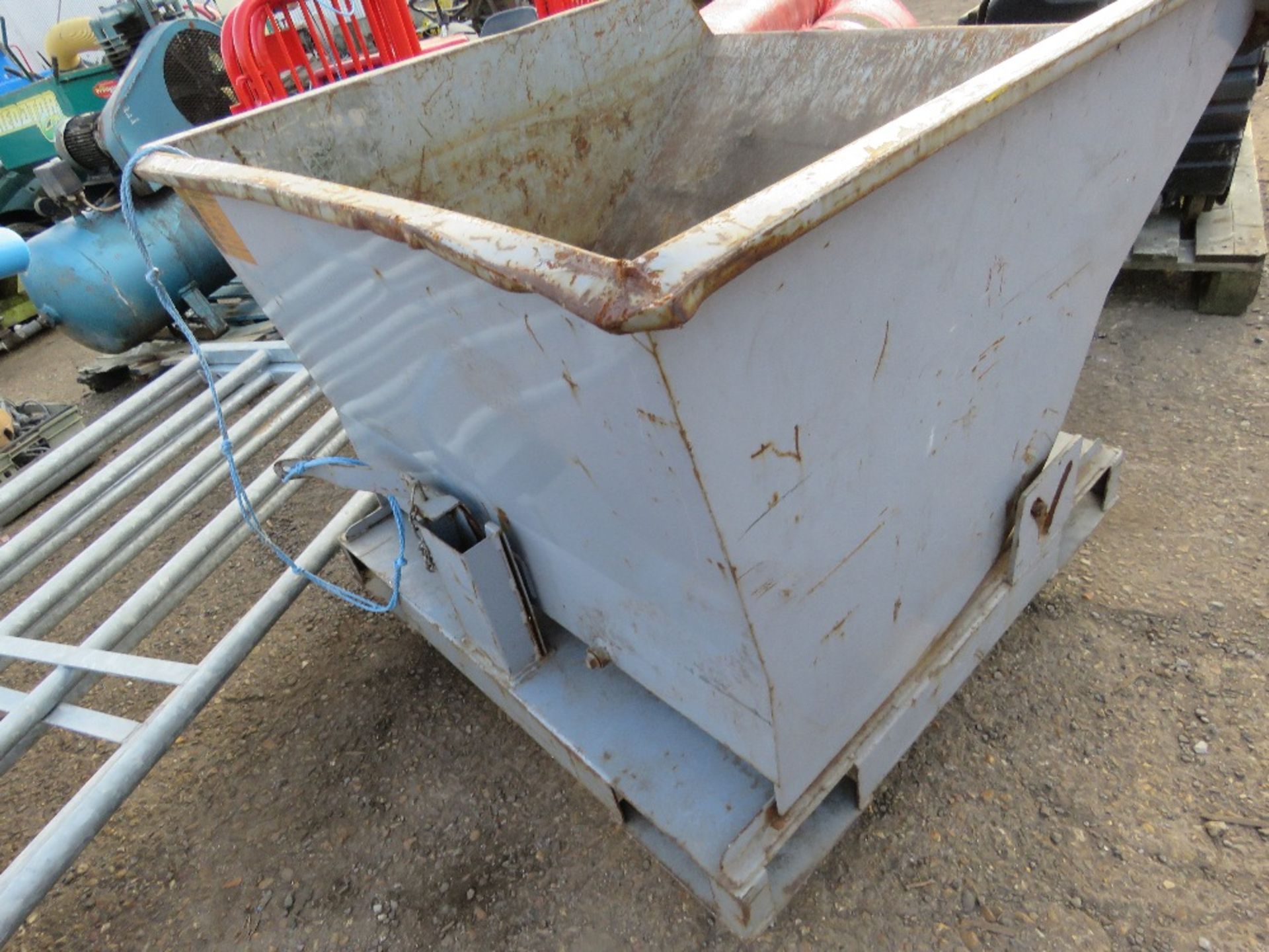 WHEELED FORKLIFT MOUNTED TIPPING SKIP. THIS LOT IS SOLD UNDER THE AUCTIONEERS MARGIN SCHEME, THER - Image 2 of 4