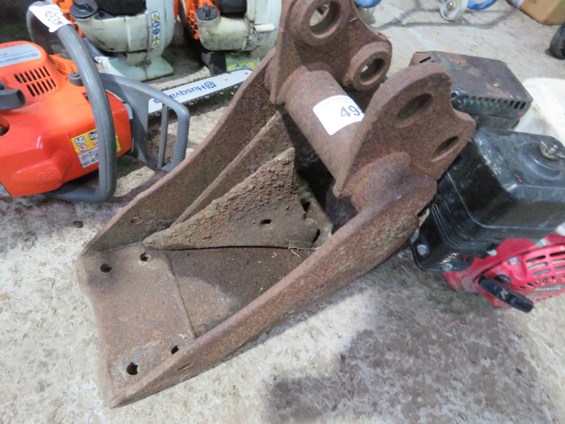 MINI EXCAVATOR BUCKET, 9" WIDTH ON 30MM PINS APPROX. THIS LOT IS SOLD UNDER THE AUCTIONEERS MARGI