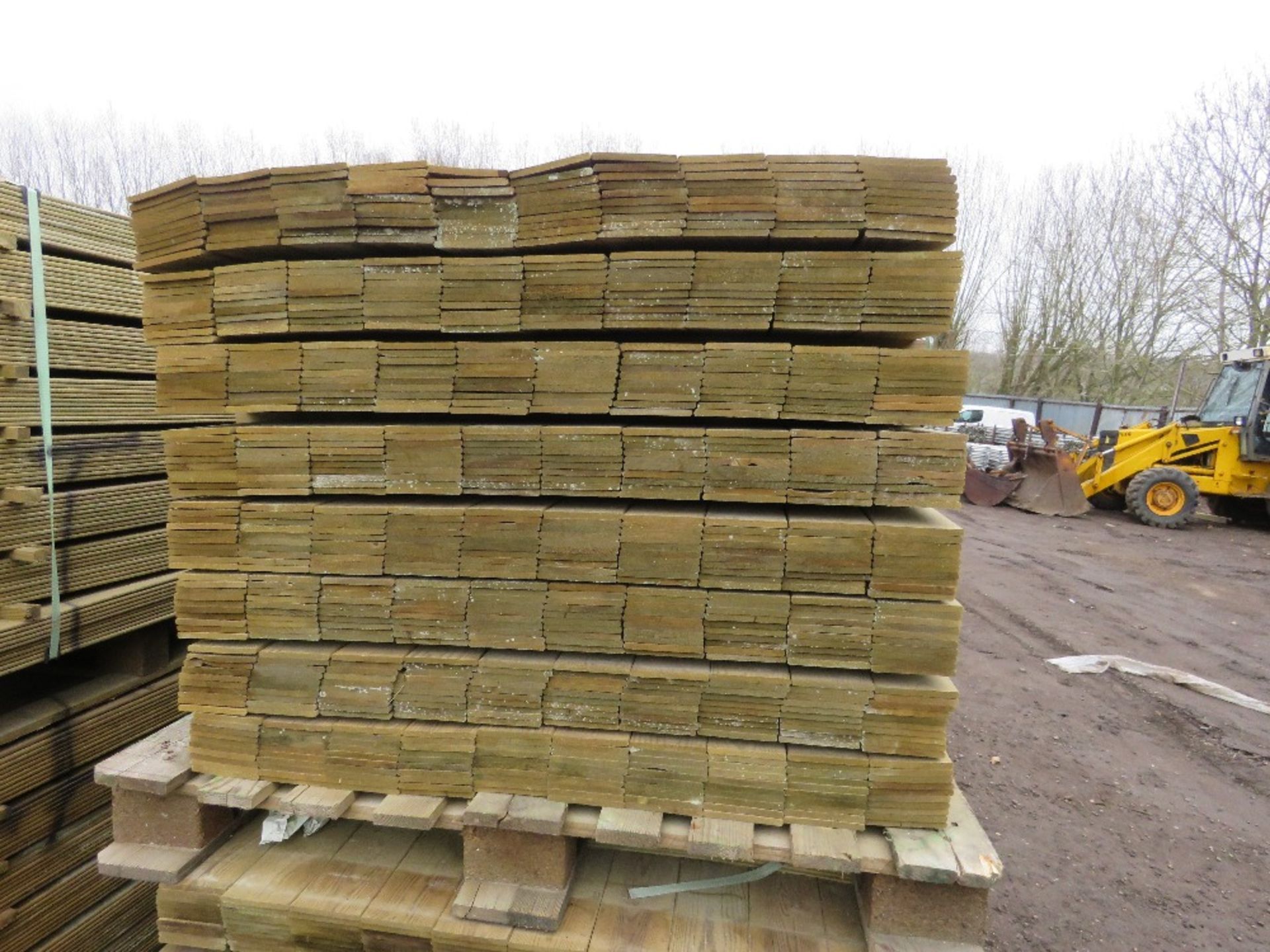 2 X PALLETS OF TREATED HIT AND MISS FENCE CLADDING BOARDS 1.04M LENGTH X 100MM WIDTH APPROX. - Image 4 of 6