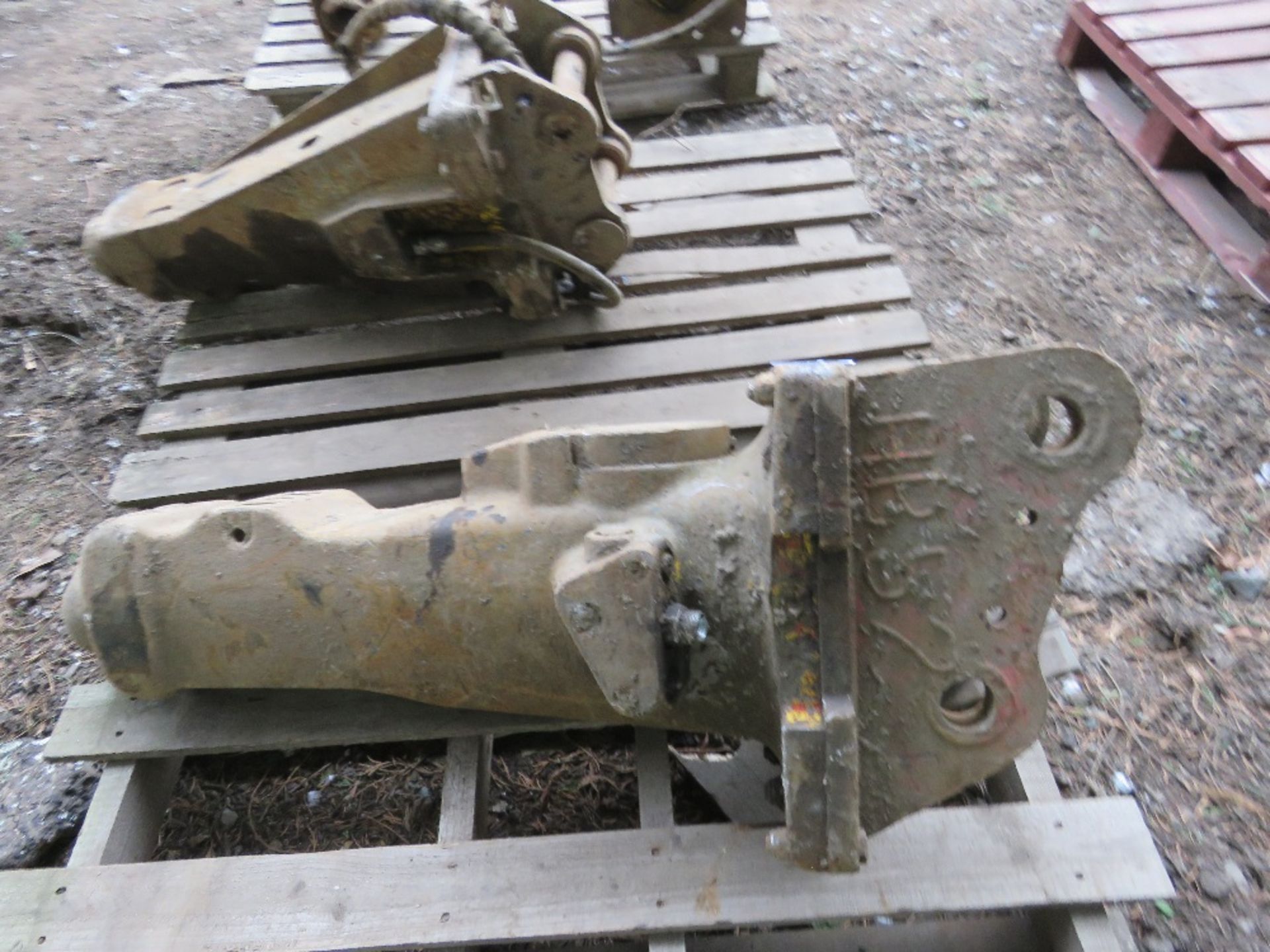 PALLET CONTAINING 1NO ATLAS COPCO HYDRAULIC EXCAVATOR MOUNTED BREAKER, MAY BE INCOMPLETE, 45MM PIN - Image 3 of 4