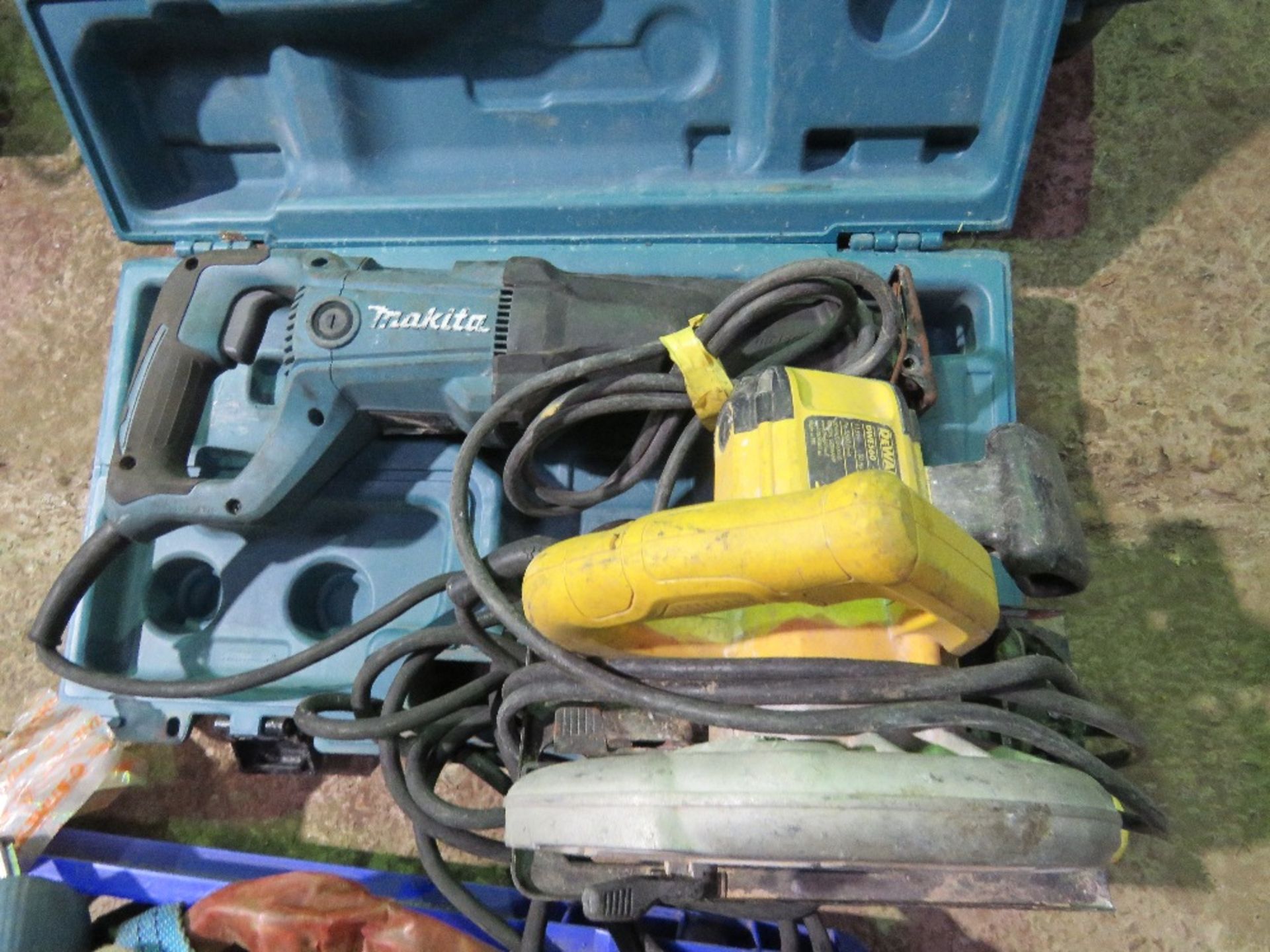 DEWALT CIRCULAR SAW PLUS A MAKITA RECIP SAW. THIS LOT IS SOLD UNDER THE AUCTIONEERS MARGIN SCHEME - Image 5 of 5