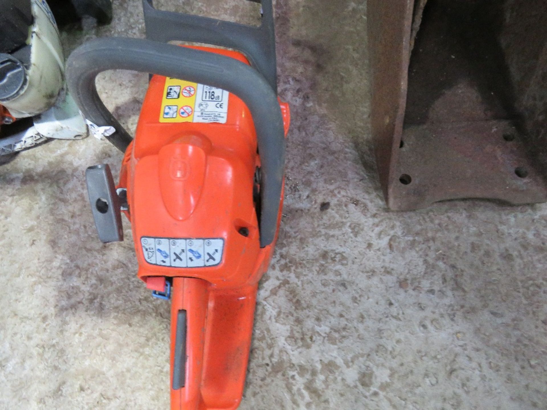 HUSQVARNA 240 PETROL CHAINSAW. THIS LOT IS SOLD UNDER THE AUCTIONEERS MARGIN SCHEME, THEREFORE NO - Image 4 of 4