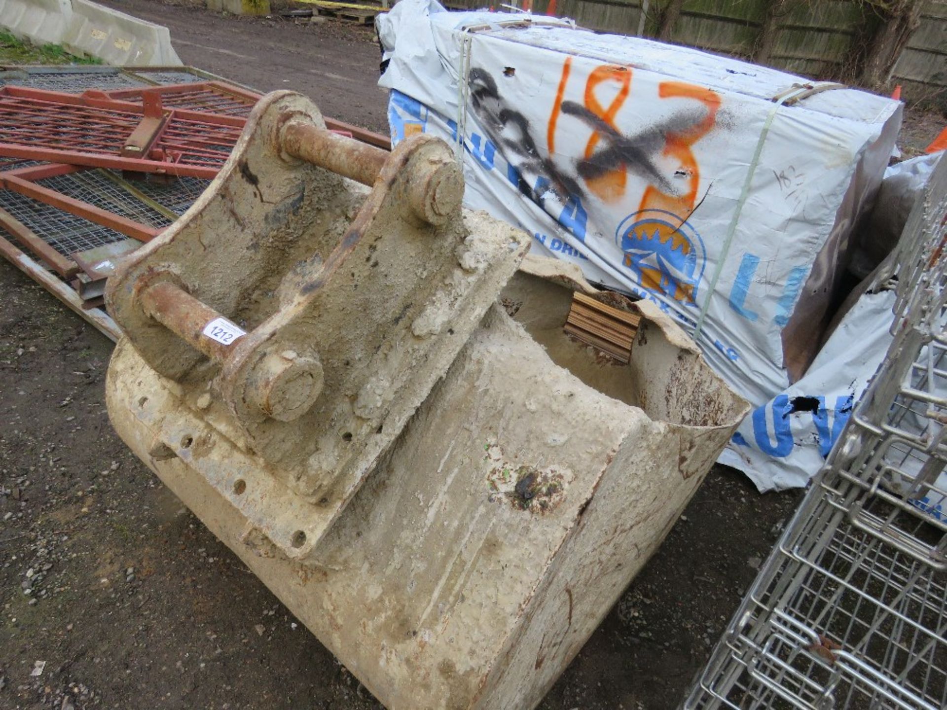 CONCRETE POURING FUNNEL BUCKET FOR 13/14 TONNE EXCAVATOR ON 65MM PINS. - Image 3 of 3