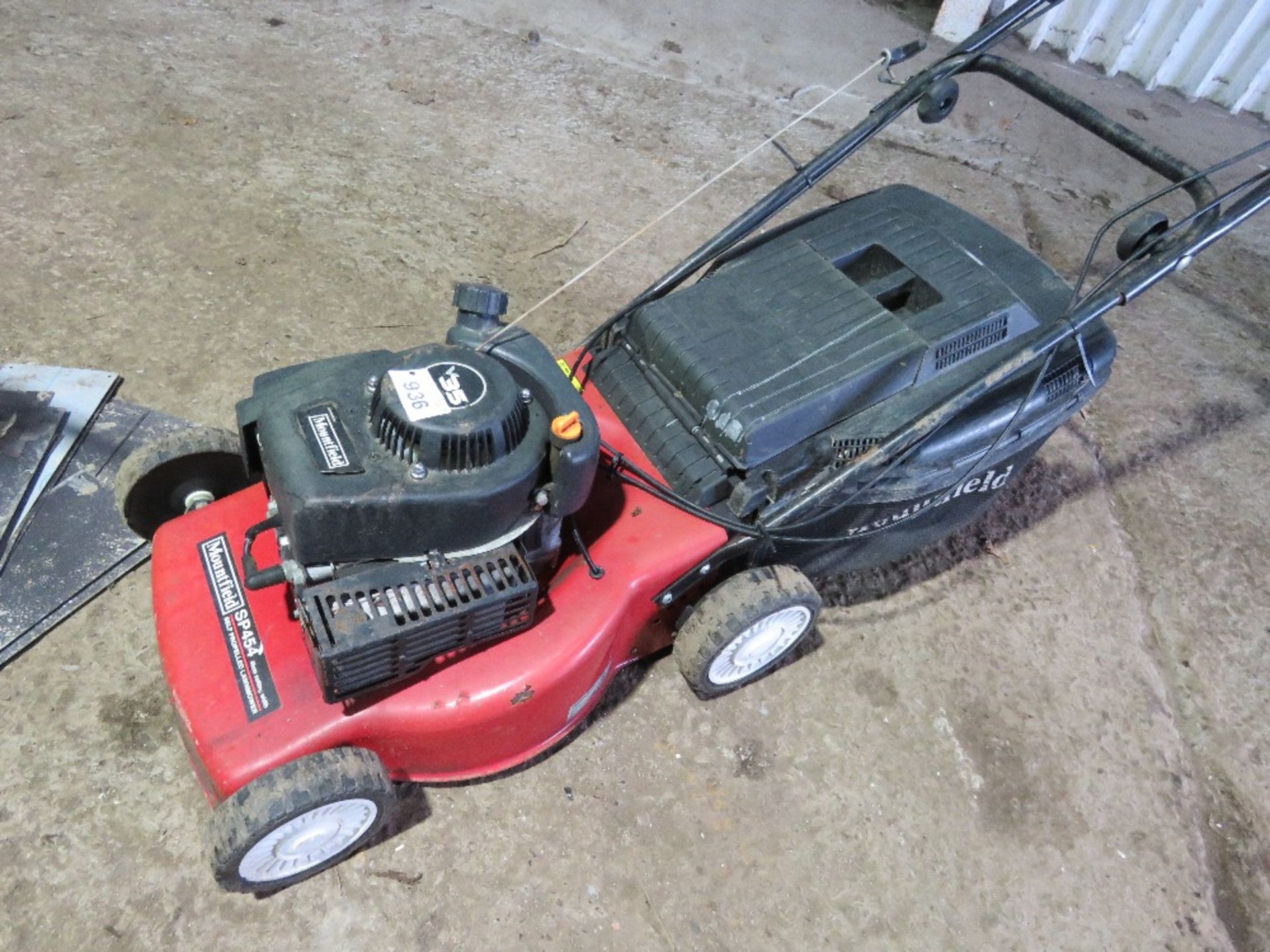 MOUNTFIELD PETROL ENGINED LAWNMOWER WITH A COLLECTOR. - Image 2 of 4