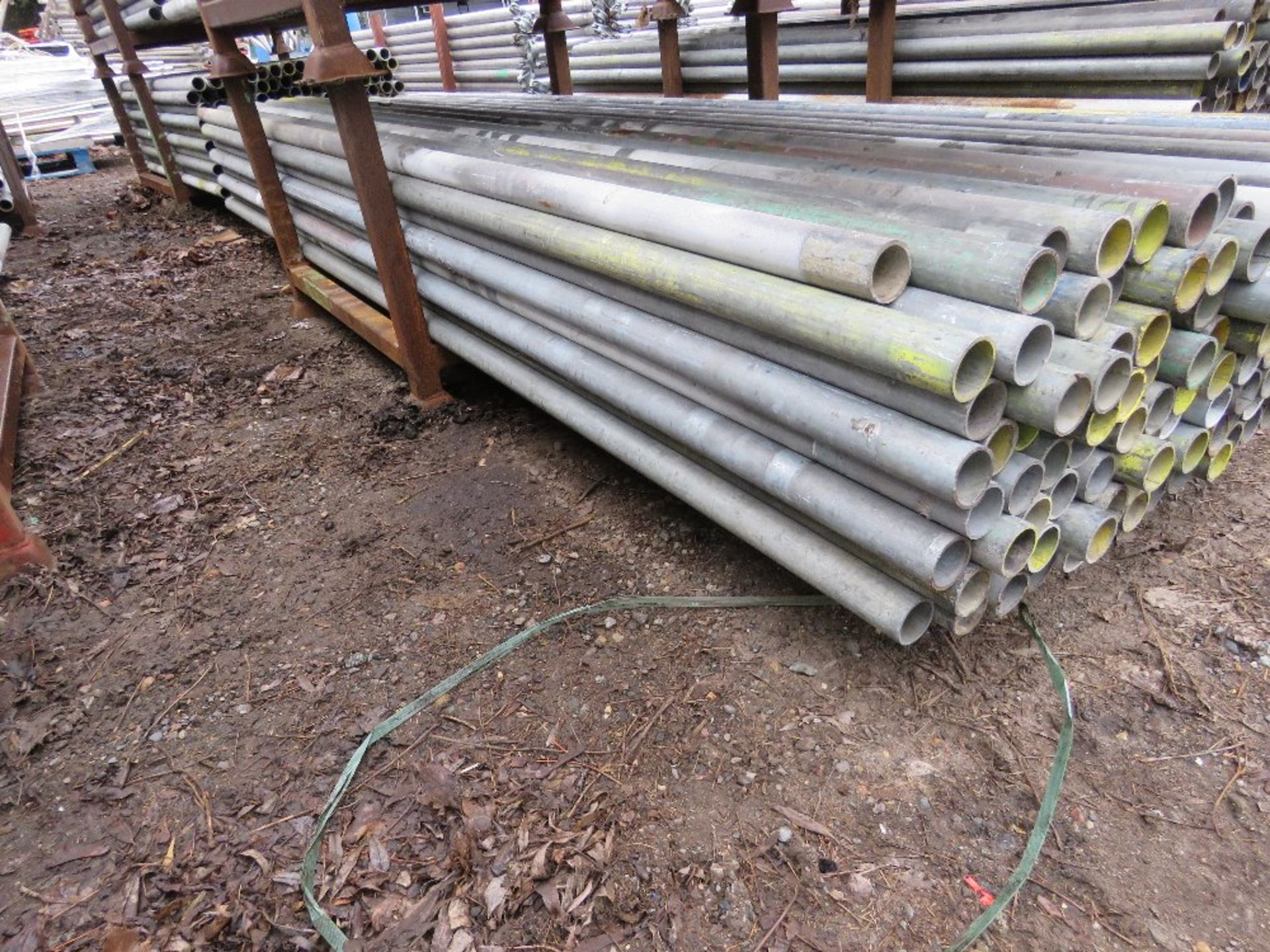 STILLAGE OF STEEL SCAFFOLD TUBES, 10FT LENGTH APPROX. 122NO IN TOTAL APPROX. - Image 3 of 3